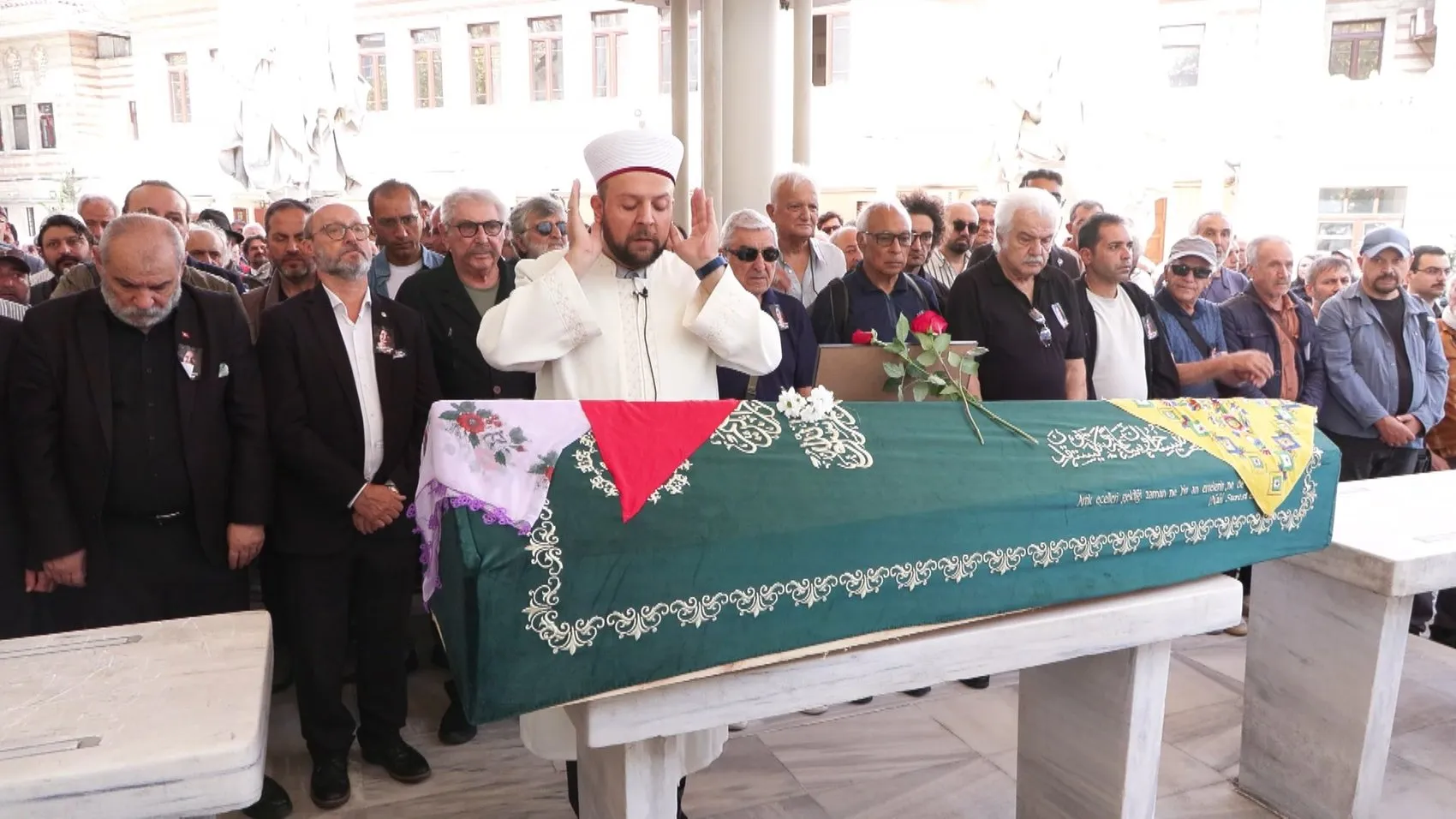 Sanat dünyası Arsen Hala'sını uğurladı: Gülsen Tuncer son yolculuğuna mor çiçekli tülbentiyle çıktı