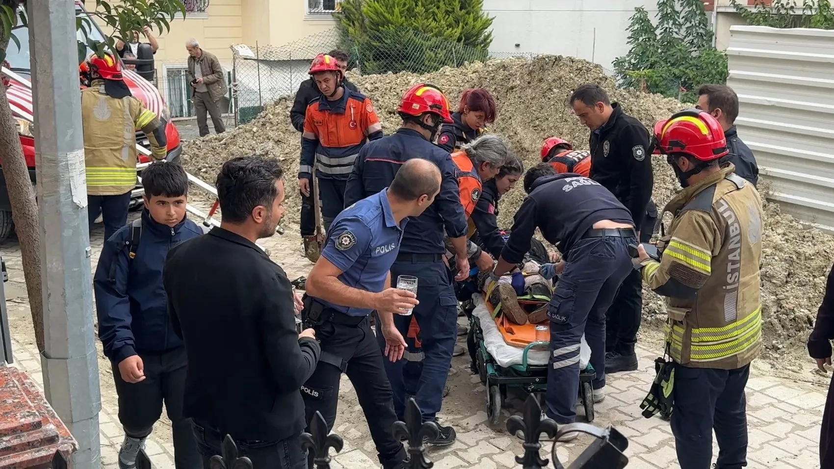 Avcılar'da yürüyüş yolu kabusa döndü: Rögar kapağı 76 yaşındaki kadını yuttu