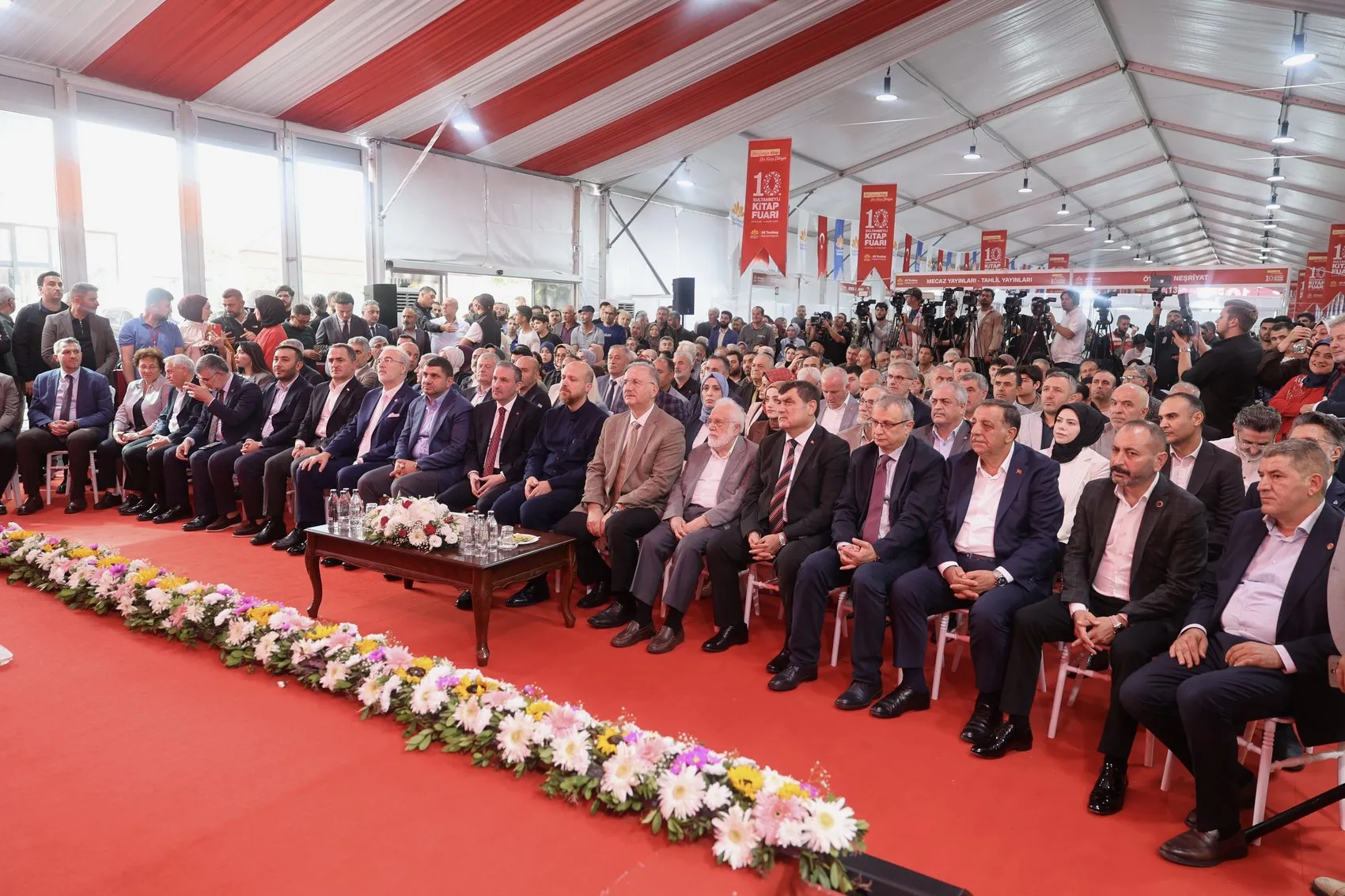 Bilal Erdoğan'dan ebeveynlere kritik uyarı: Çocuklarımızı kurtarmanın yolu kütüphanelerden geçiyor