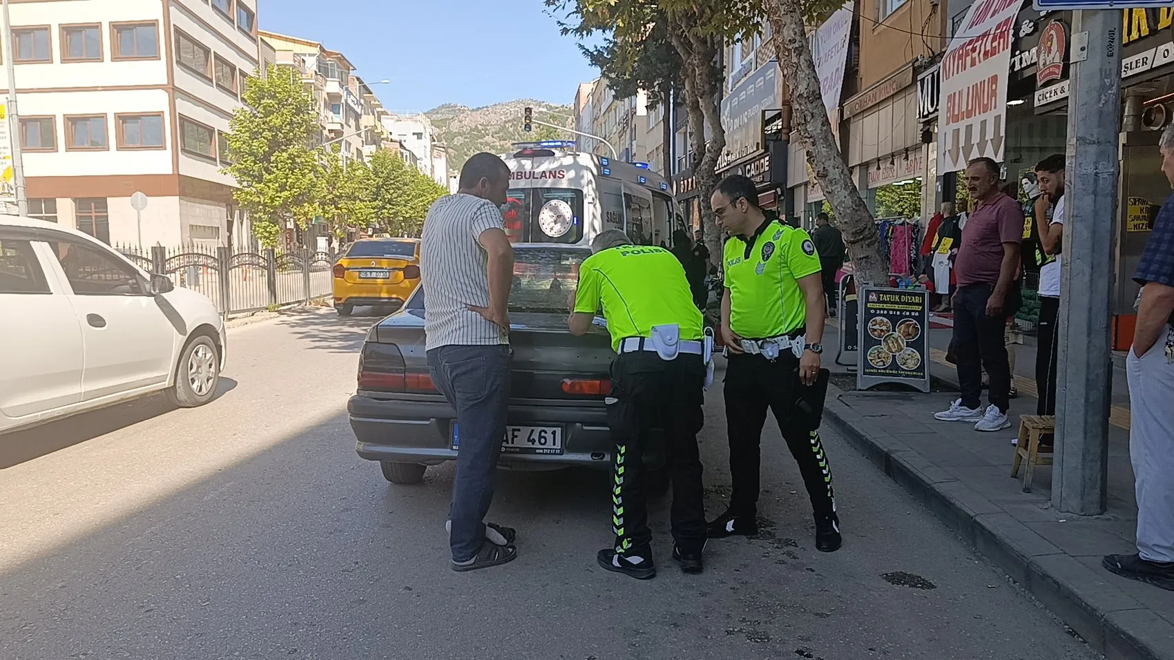 Amasya'da korkunç kaza: Park halindeki aracın kapısı açılınca yüzüne cam parçaları saplandı