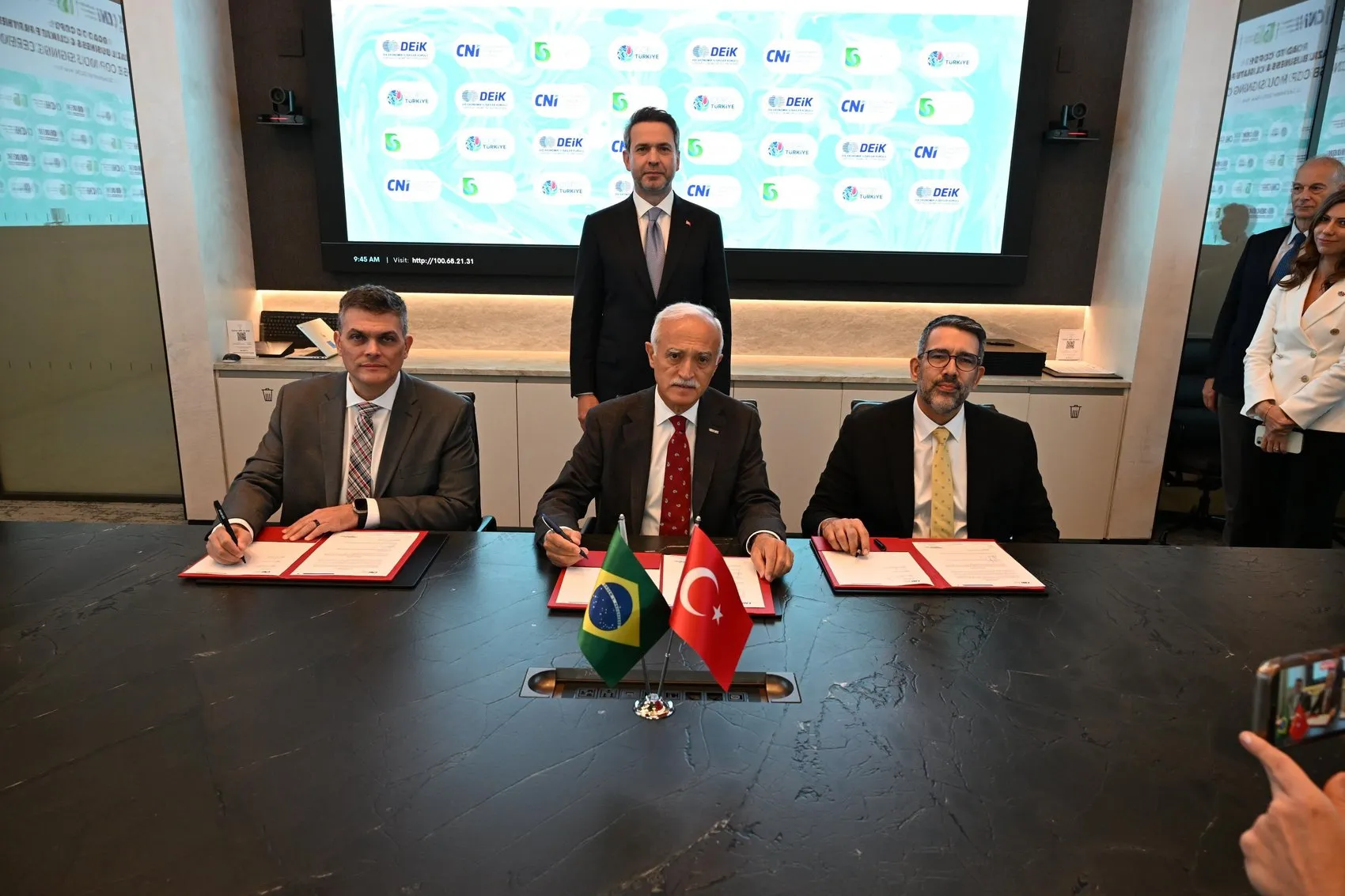 Enerji diplomasisinde New York zirvesi: Bakan Bayraktar küresel yatırımcılarla masaya oturdu