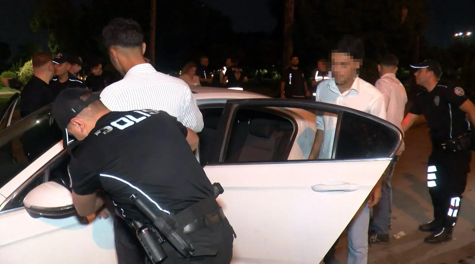 Adana sokaklarında geniş çaplı operasyon: 64 şüpheli kıskıvrak yakalandı