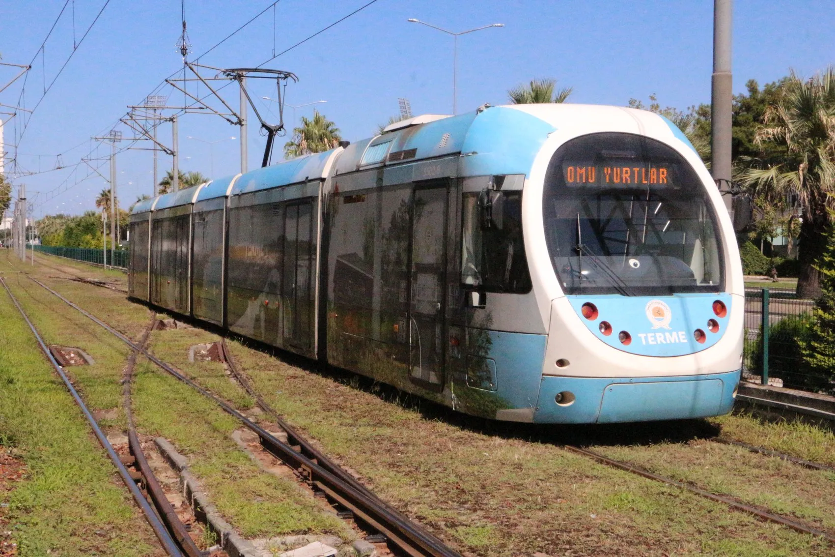 Samsun'da saniyelerle yarış: Tramvay raylarına koşan çocuğu tişörtünden yakalayıp hayata bağladı