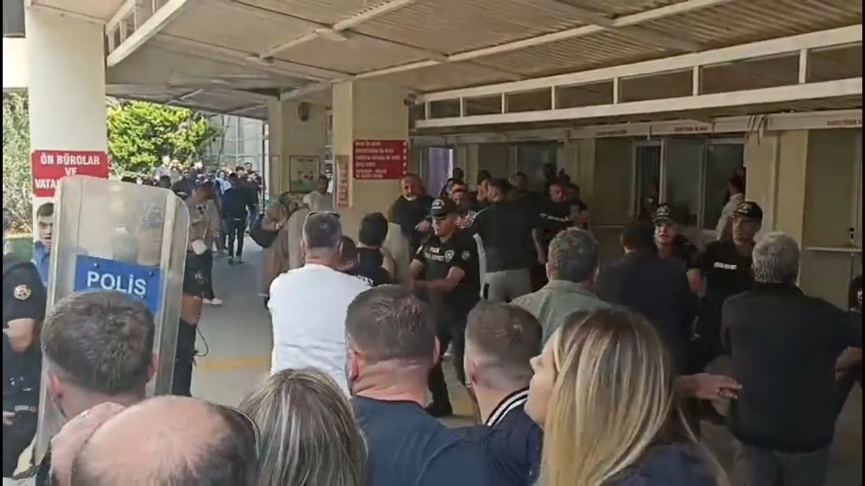Sapanca'daki cinayet davasında karar sonrası adliye önünde arbede