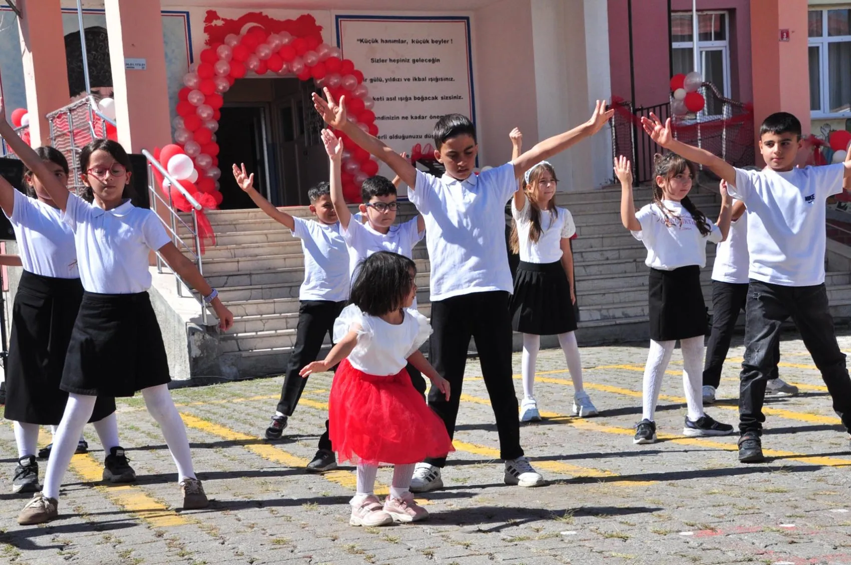 Minik Begüm'ün sahne heyecanı: Ağabeyine özendi, törenin yıldızı oldu