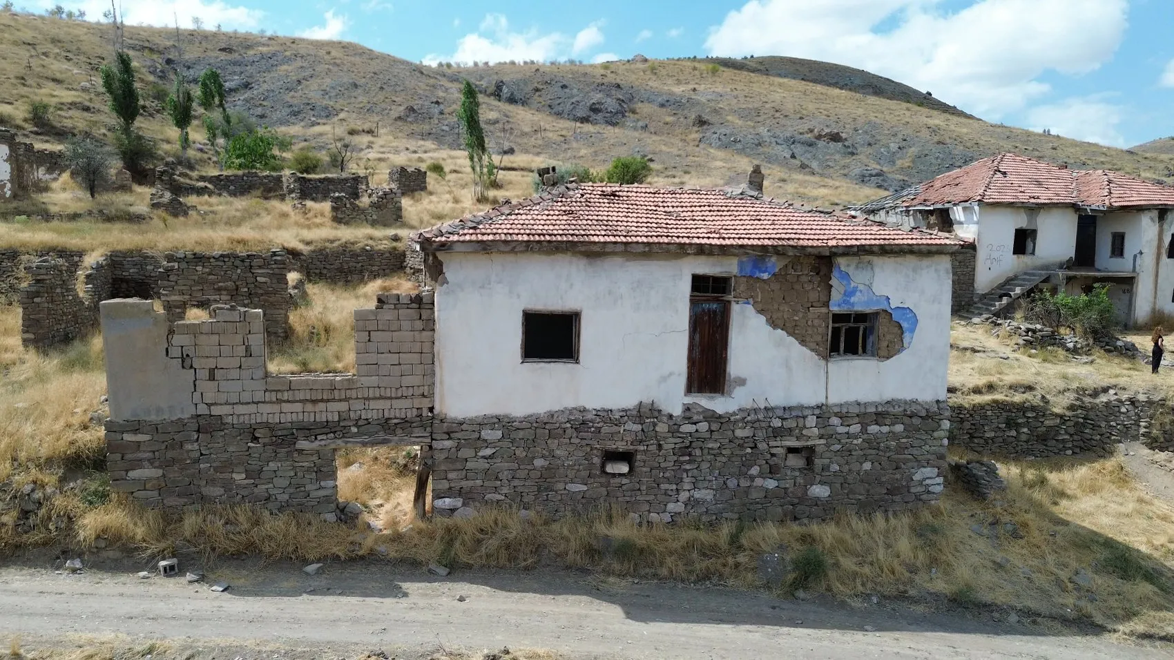 Sessizliğin ortasında tek başına: 20 hanelik köyde yaşam mücadelesi