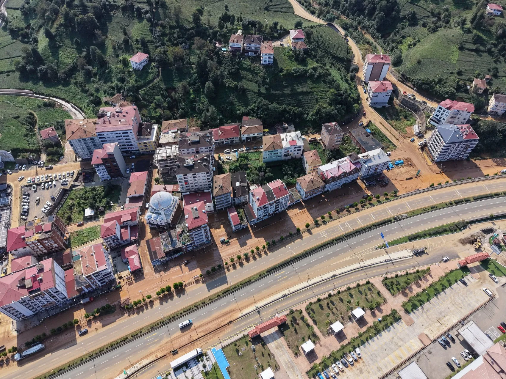 Rize'de selin ardından geriye balçıkla kaplı bir şehir kaldı: Hasar tespiti için seferberlik