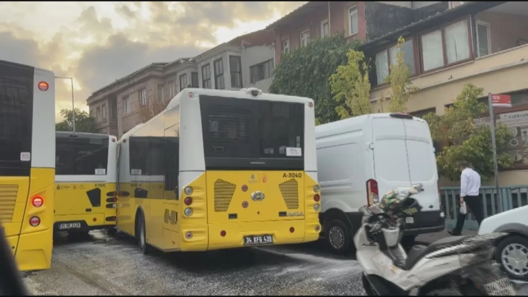 Tarlabaşı Bulvarı'nda İETT otobüsleri birbirine girdi: Trafik felç oldu