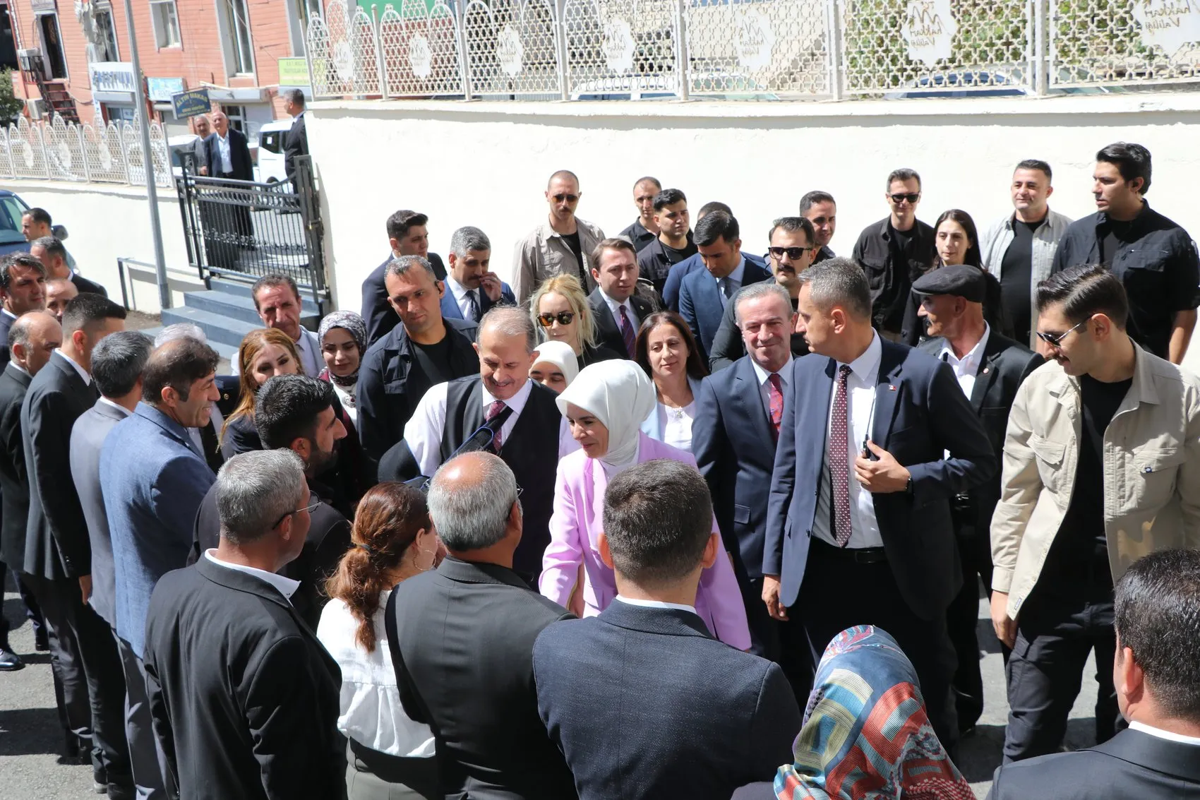 Bakan Göktaş'tan Hakkari'de tarihi çağrı: Terörsüz Türkiye'nin anahtarı kadınların elinde