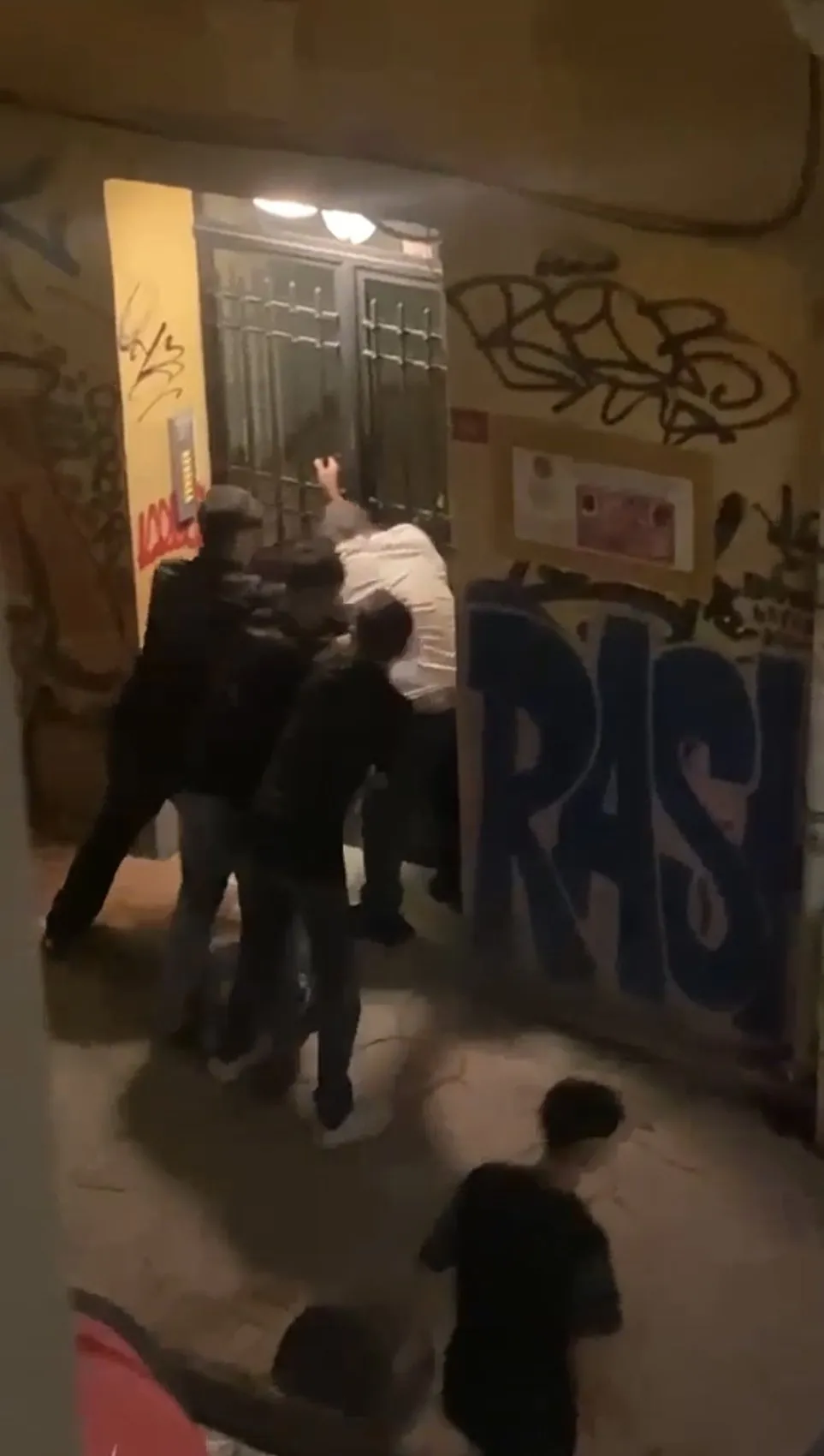 Beyoğlu'nun karanlık sokaklarında dehşet: 21 suç kayıtlı çocuk çete tutuklandı