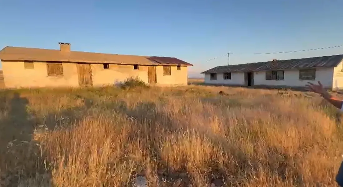Sivas'ta yarım asırlık okul binası köylülerin omuzlarında yeniden hayat buldu