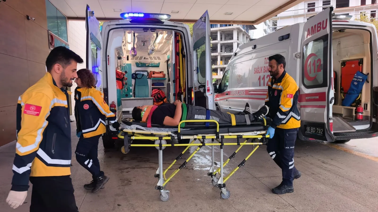 İnegöl'de korku dolu anlar: Merdiven korkuluğunda kayan çocuk boşluğa çakıldı