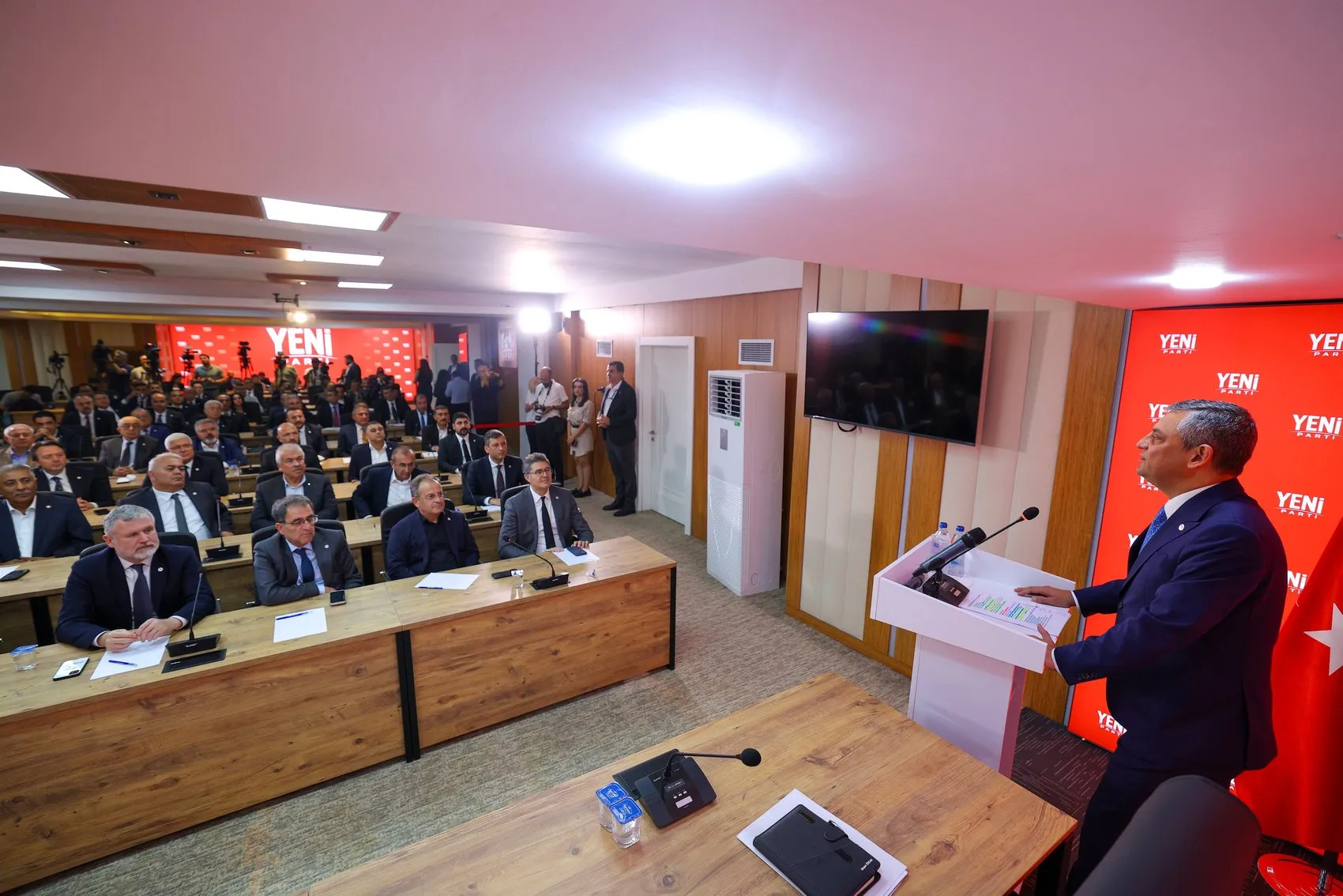 Özgür Özel'den iddialı çıkış: Seçim gecesi teselli aramak için değil, iktidar olmak için yola çıktık