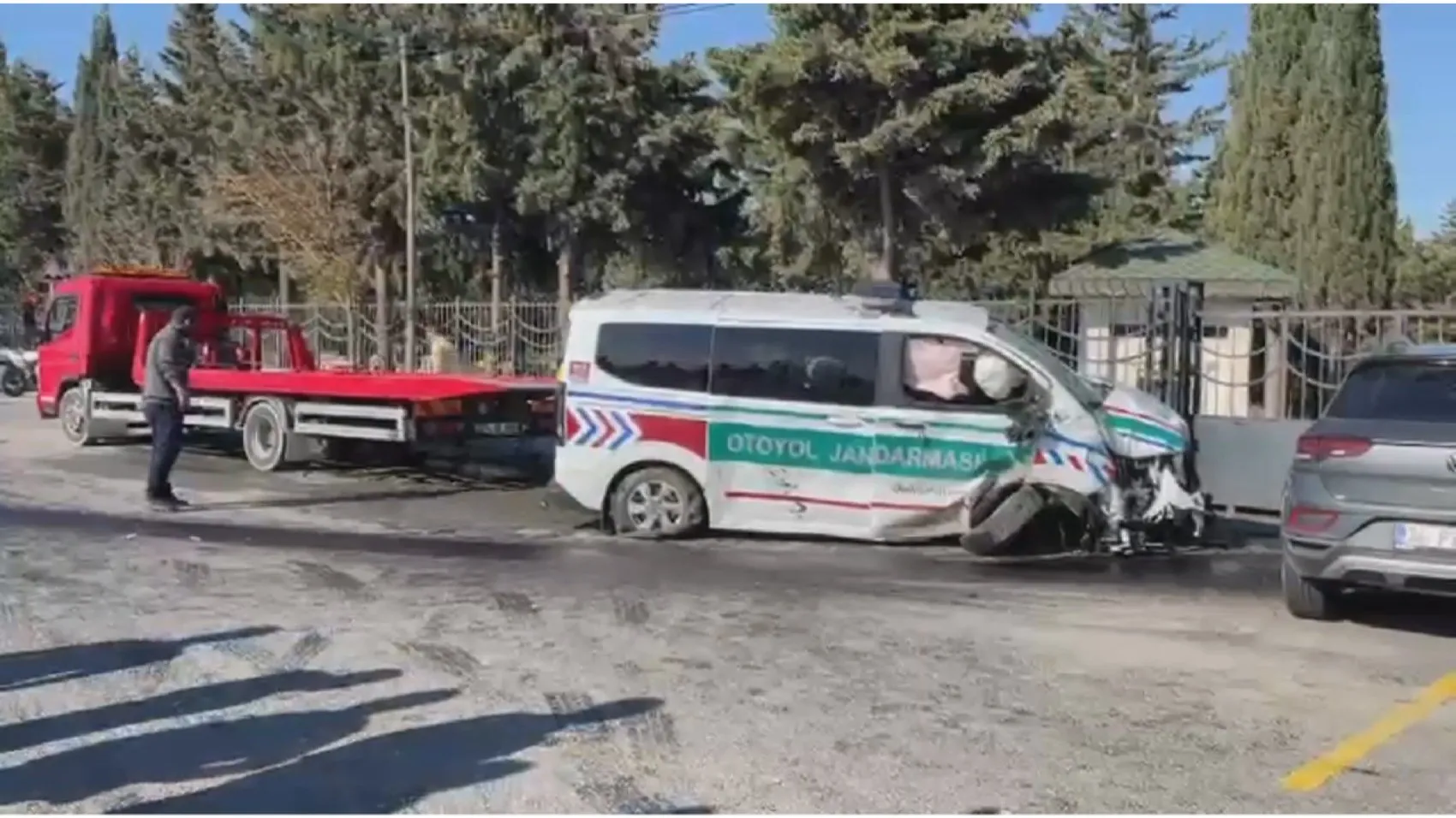 Silivri'de korkutan kaza: Jandarma aracı ve otomobil çarpıştı