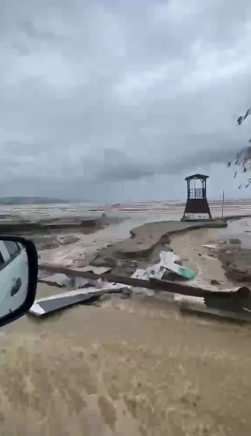 Mudanya'da kabus dolu anlar: Deniz karayla birleşti