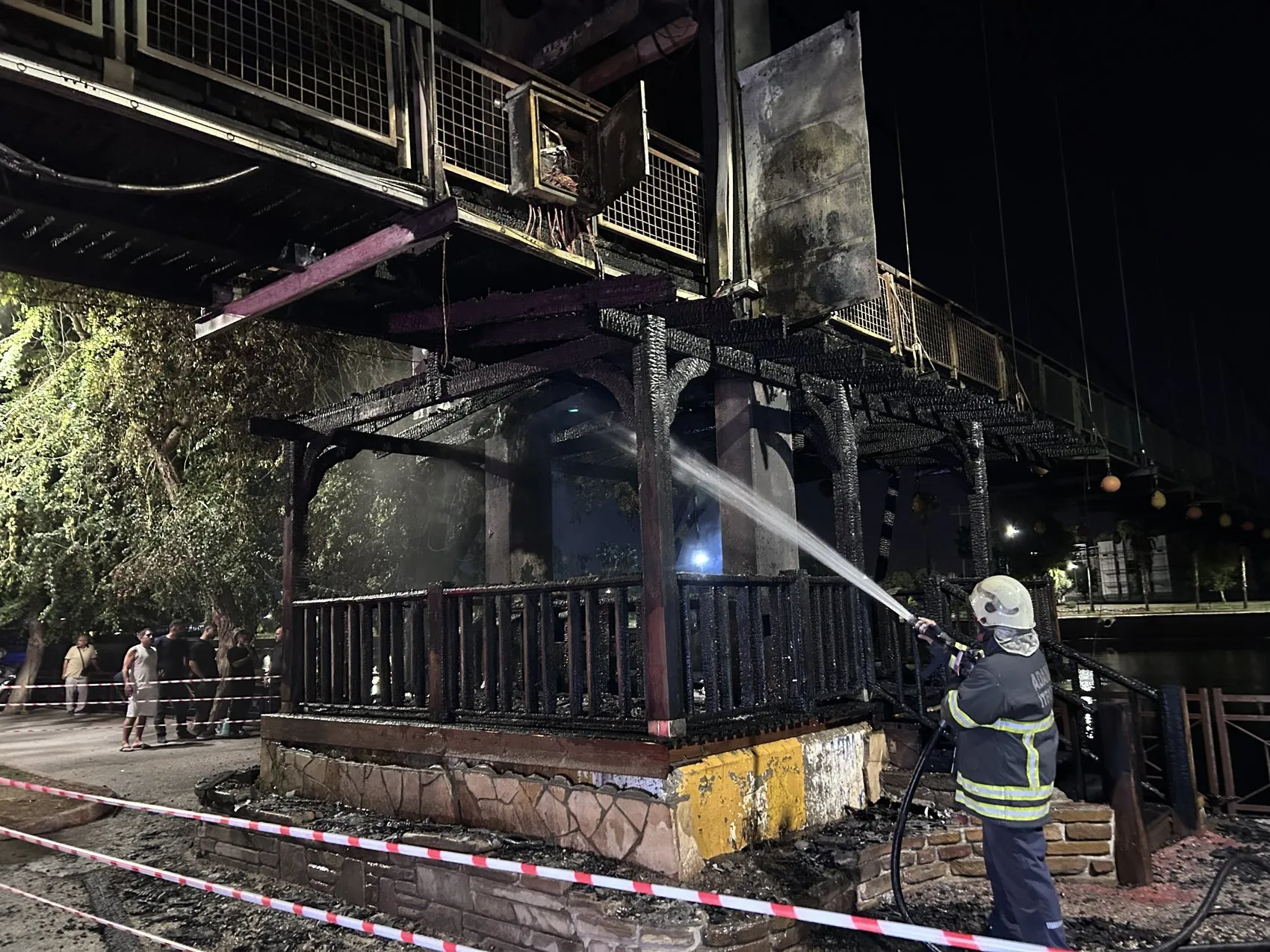 Adana'da korkutan gece: Seyhan Nehri üzerindeki köprü alevlere teslim oldu
