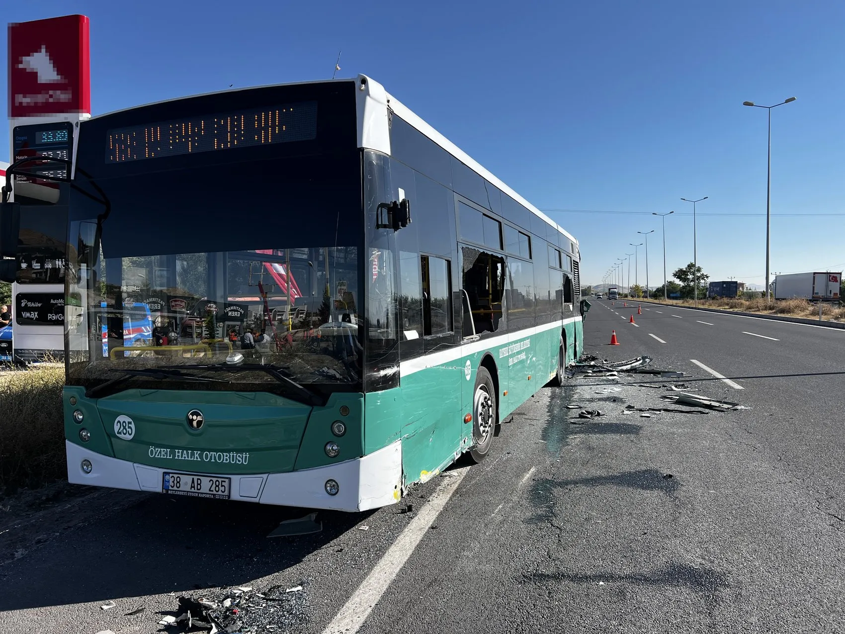 Kayseri yolunda sabah dehşeti: Fransa'dan gelen araç duraktaki otobüse daldı