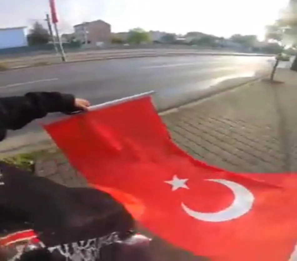 Eskişehir'de bir kuryenin hassasiyeti: Yerdeki bayrağı görünce rotasını değiştirdi