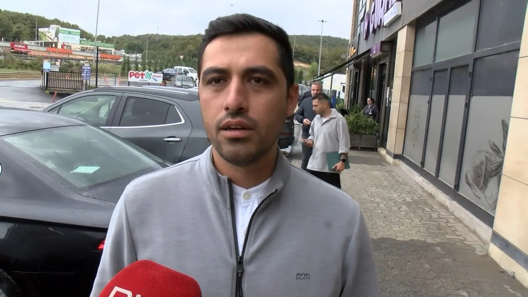 Çekmeköy'de alışveriş merkezinde korku dolu anlar: Kontrolden çıkan cip kafeye daldı