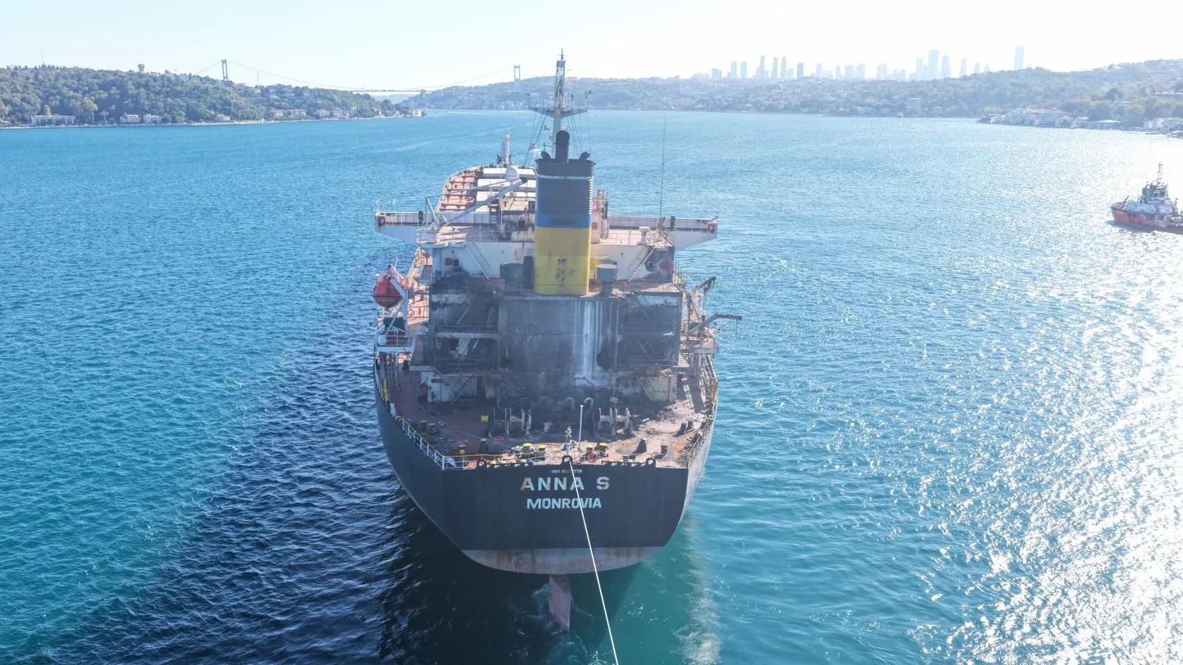 Saldırıdan sağ kurtulan dev gemi İstanbul Boğazı'nda: Onarım için rotası tersane