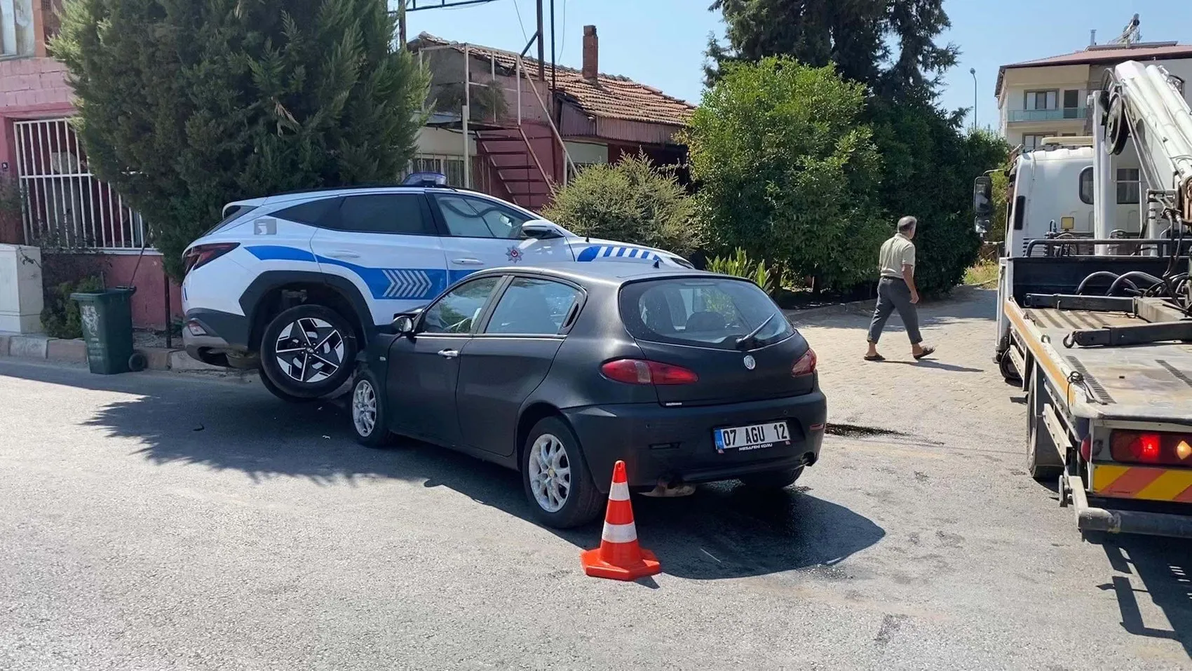 Nazilli'de trafik kazası: Polis aracı ve otomobil çarpıştı