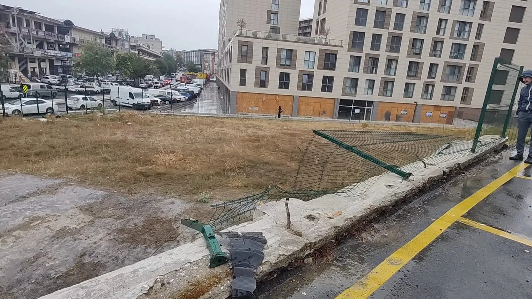 Hastaneye park etmeye çalışırken boşluğa uçtu: 3 metrelik düşüşten sağ kurtuldu