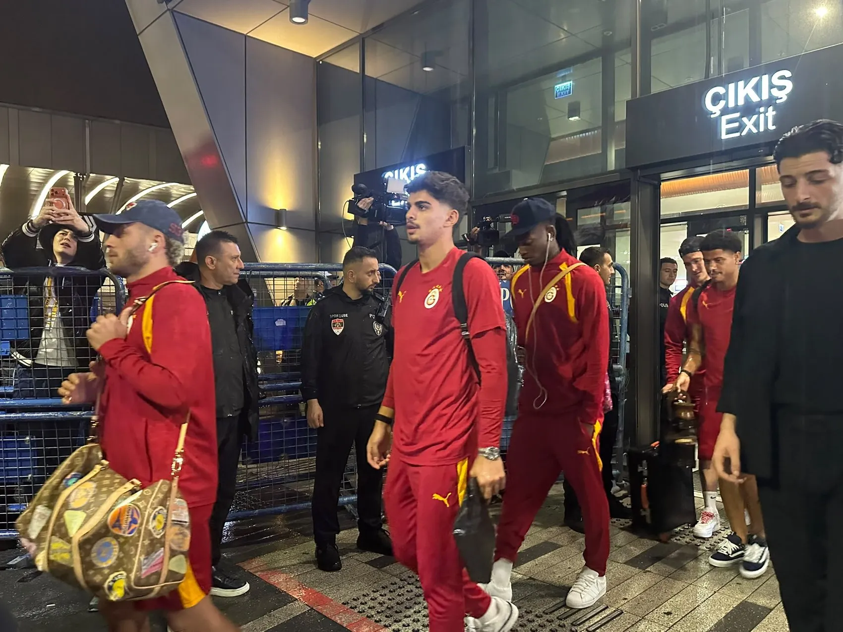 Dev maç öncesi Trabzon'a çıkarma: Galatasaray'da kritik eksikler dikkat çekiyor