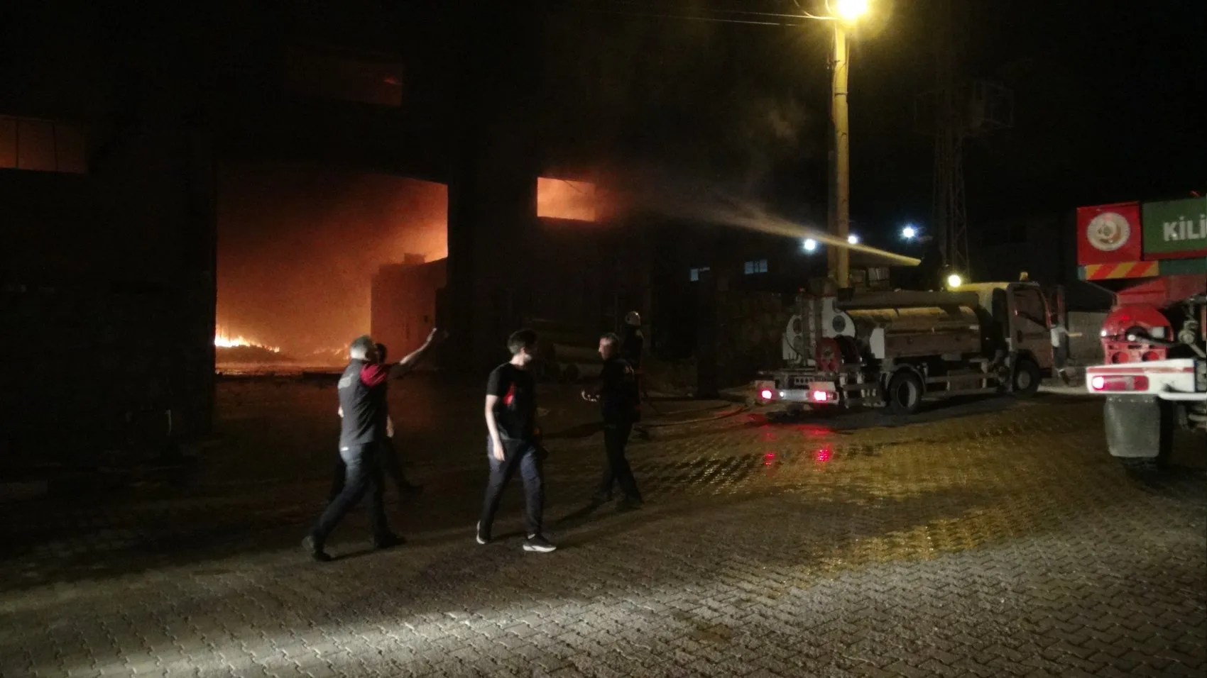 Kilis OSB'de korku dolu anlar: Ambalaj fabrikasındaki yangın dev bir operasyonla söndürüldü