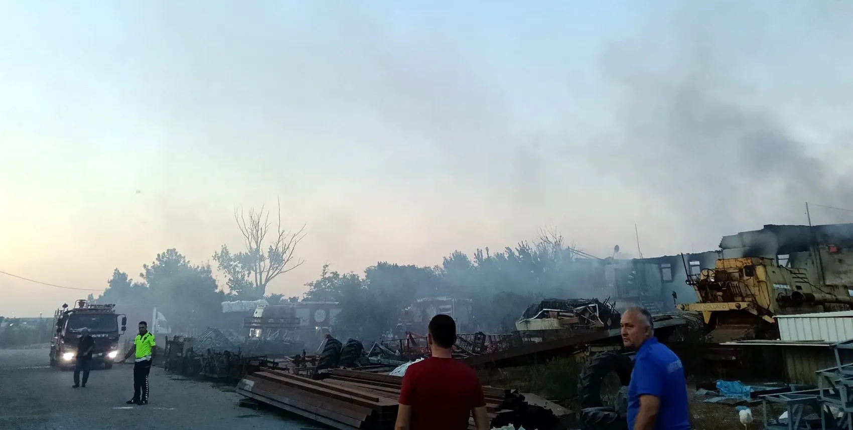 Muratlı'da gökyüzünü kaplayan siyah dumanlar: Geri dönüşüm tesisinde büyük panik