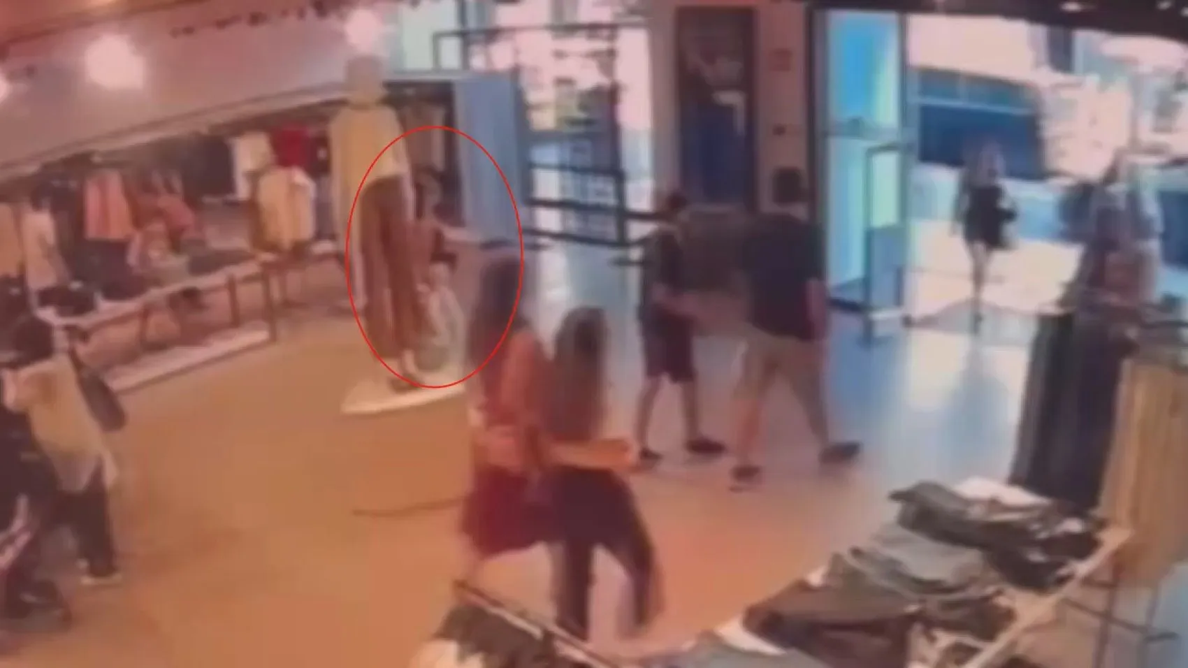 Nişantaşı'nda lüks mağazada şaşkına çeviren anlar: 24 parça ürünü alıp ödeme yapmadan çıktı