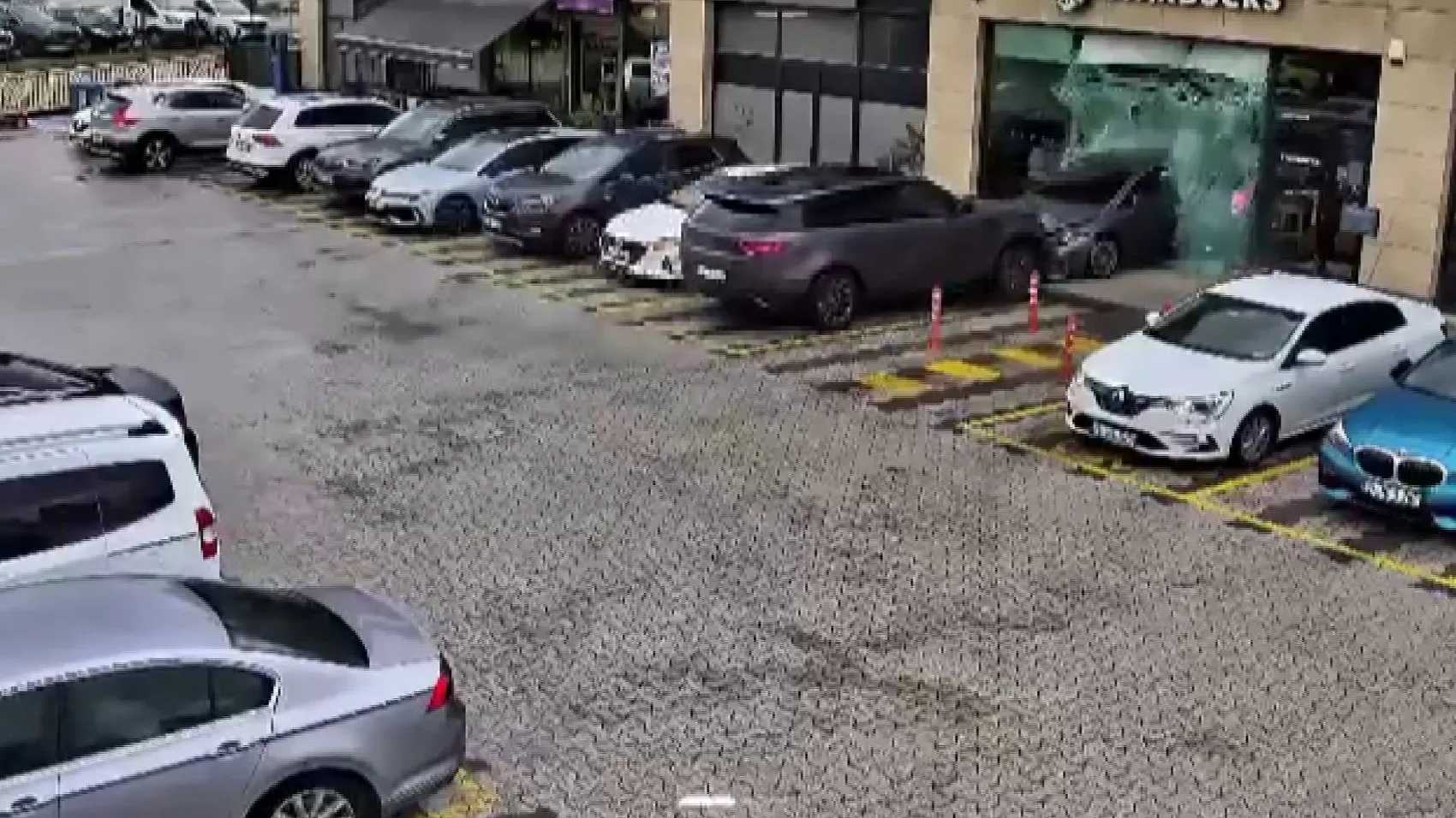 Çekmeköy'de alışveriş merkezinde korku dolu anlar: Kontrolden çıkan cip kafeye daldı