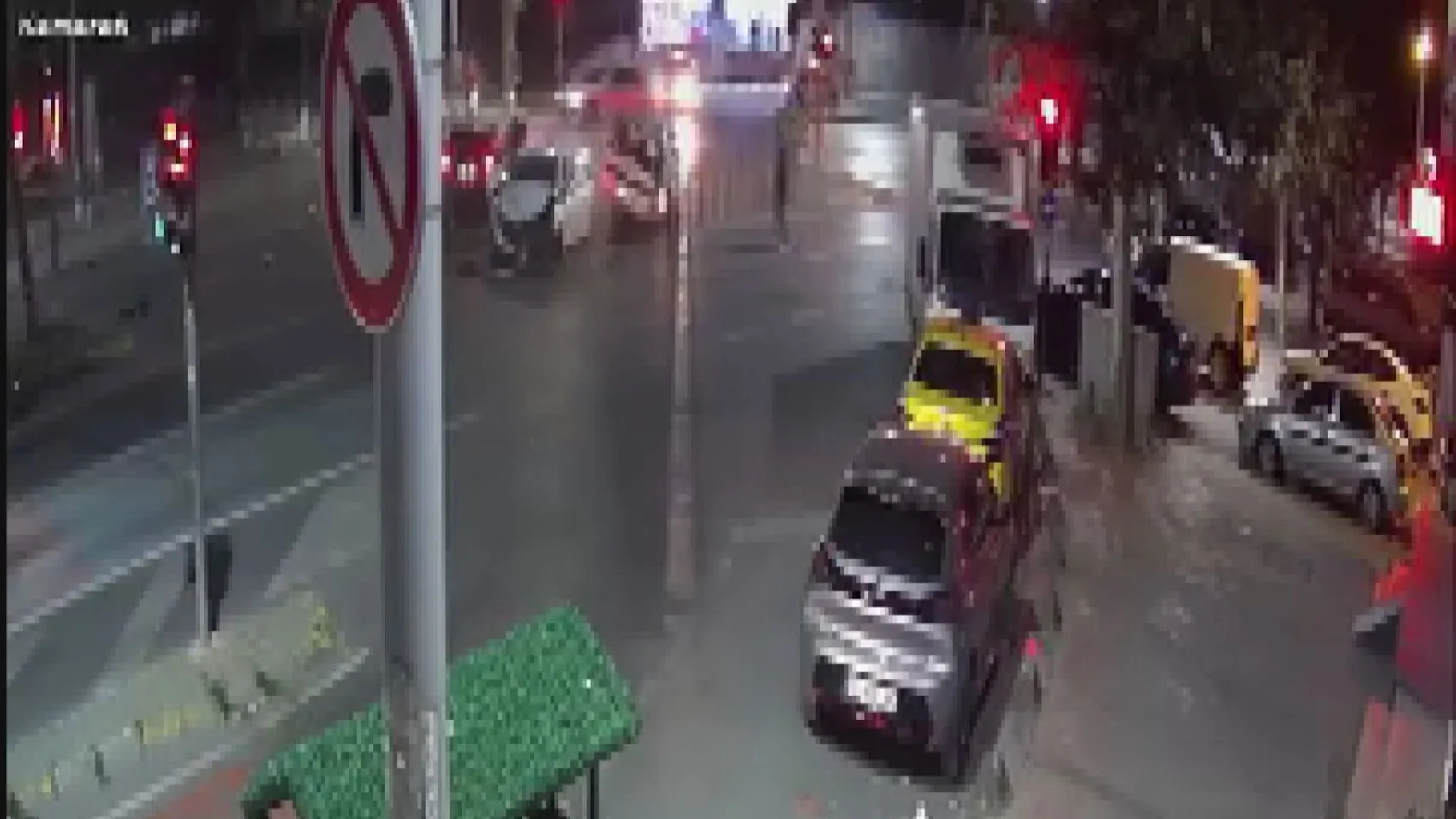 Sultangazi'de gece yarısı dehşeti: Üç aracın karıştığı kazada beş kişi hastanelik oldu