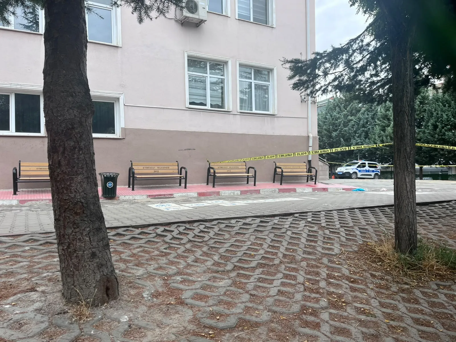Okul bahçesinde dehşet anları: Kızını bekleyen anneye vahşi saldırı