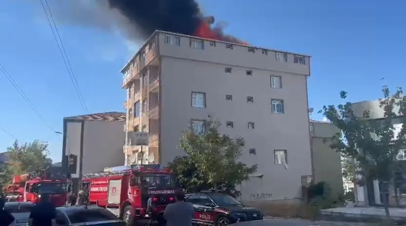 Ataşehir'de çatı tadilatı kabusa dönüştü: Alevler dakikalar içinde binayı sardı