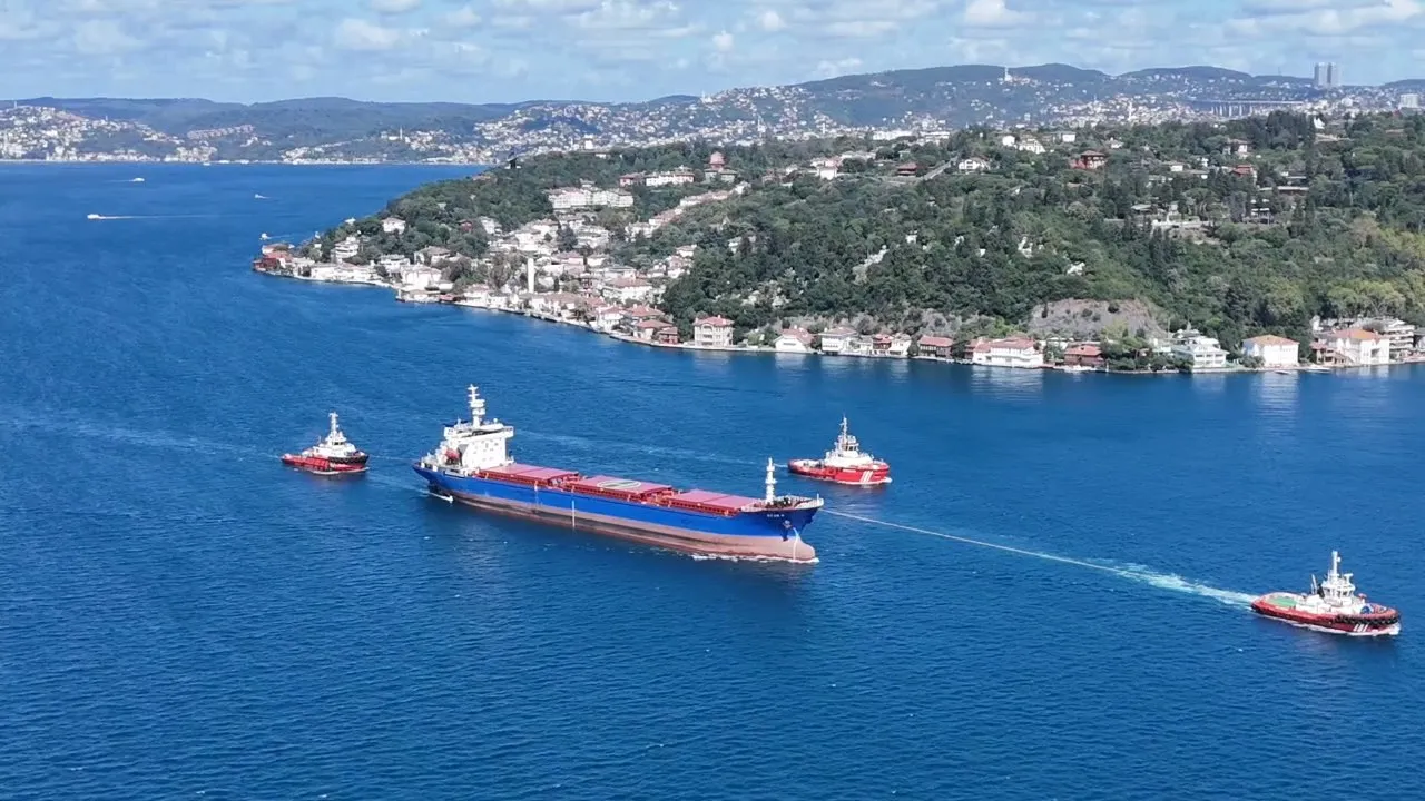 İstanbul Boğazı'nda kritik geçiş: Saldırıya uğrayan gemi için önlemler alındı