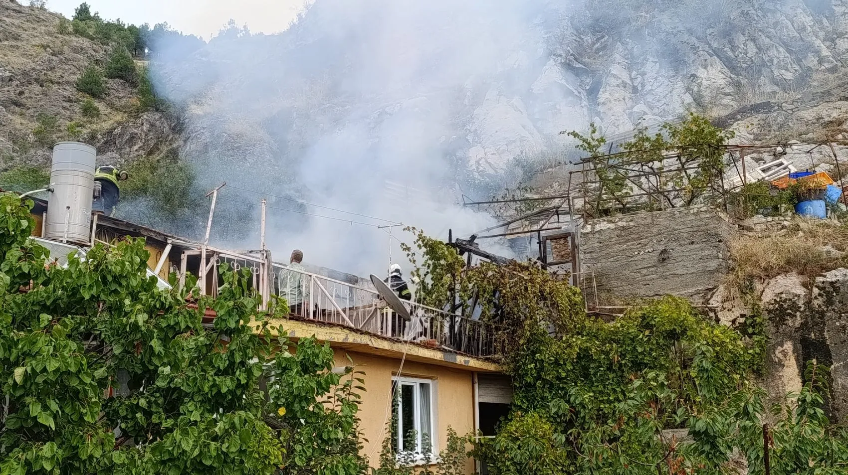 Tatbikat yolunda beklenmedik müdahale: Pekmez ocağı evi küle çevirdi