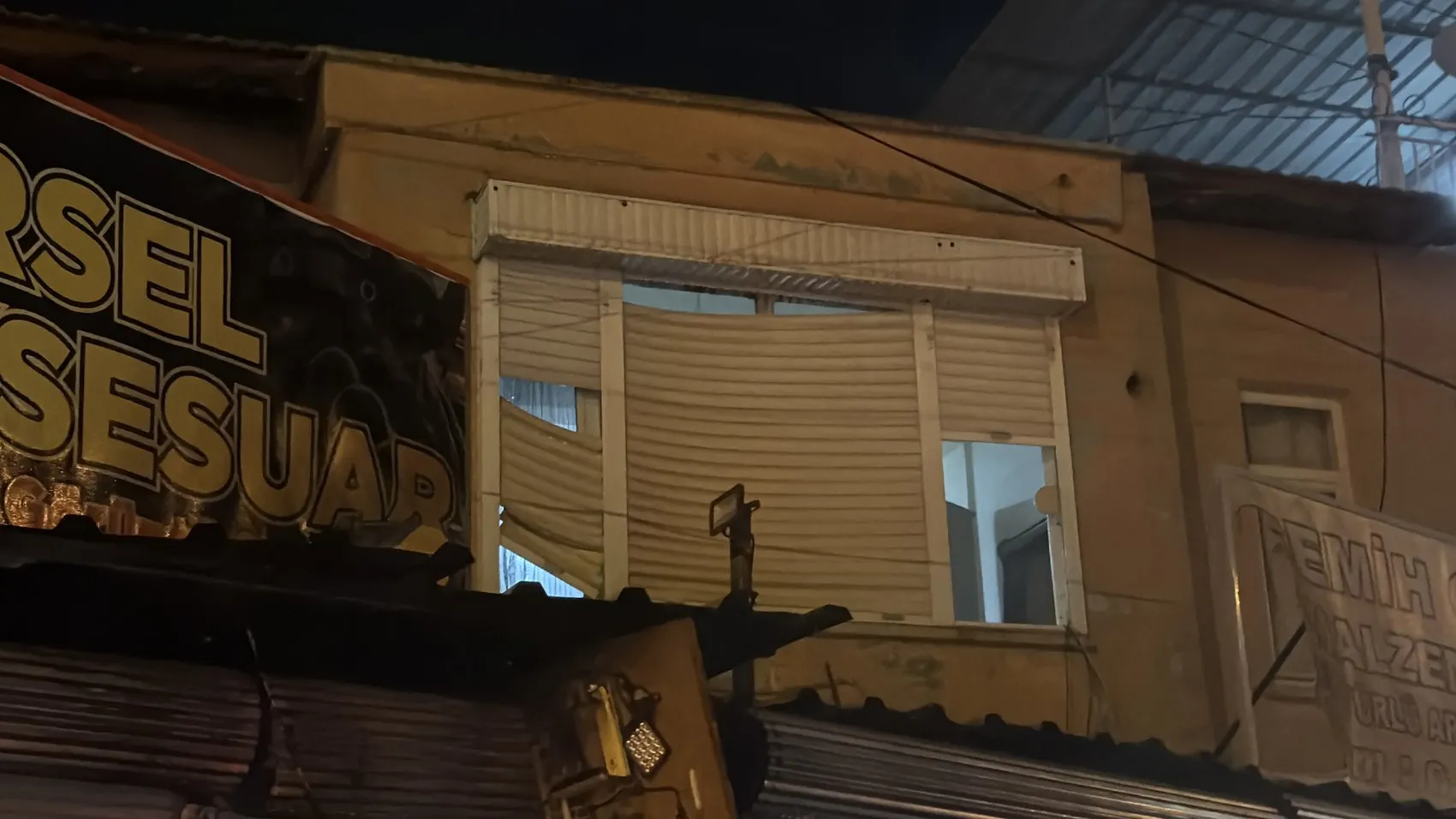 Kepez'de geceyi aydınlatan alevler: İki dükkan küle döndü