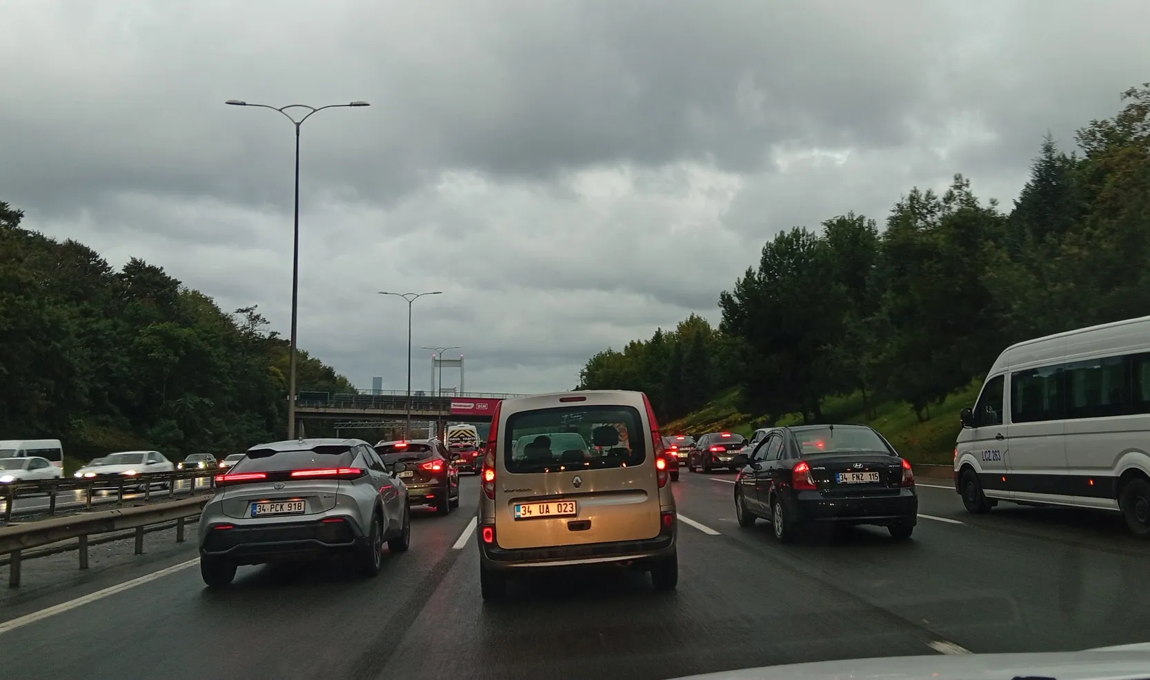 İstanbul'da Pazartesi Kabusu: Yağmurla Gelen Trafik Felç Oldu