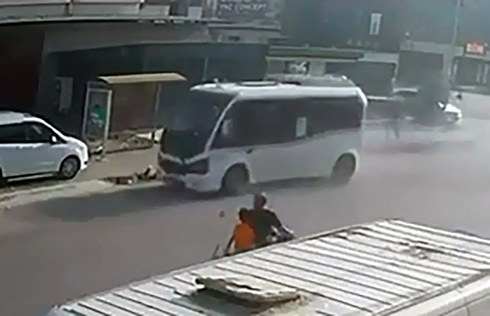 Adana'da dehşet anları: Minibüsün çarptığı çocuk için yaşam mücadelesi