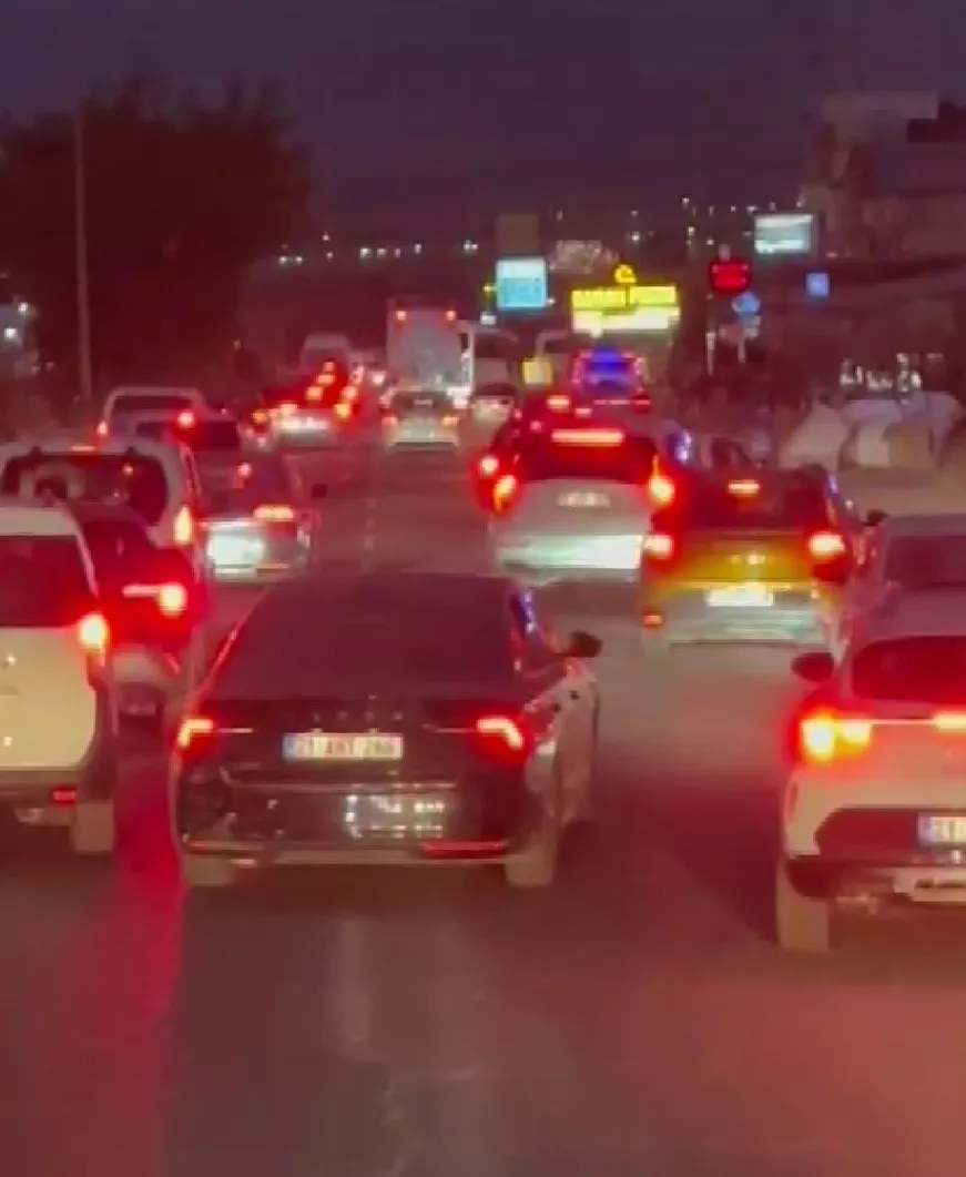İtfaiyeye yol vermeyen çakarlı araç tartışma yarattı: O otomobil kime ait?