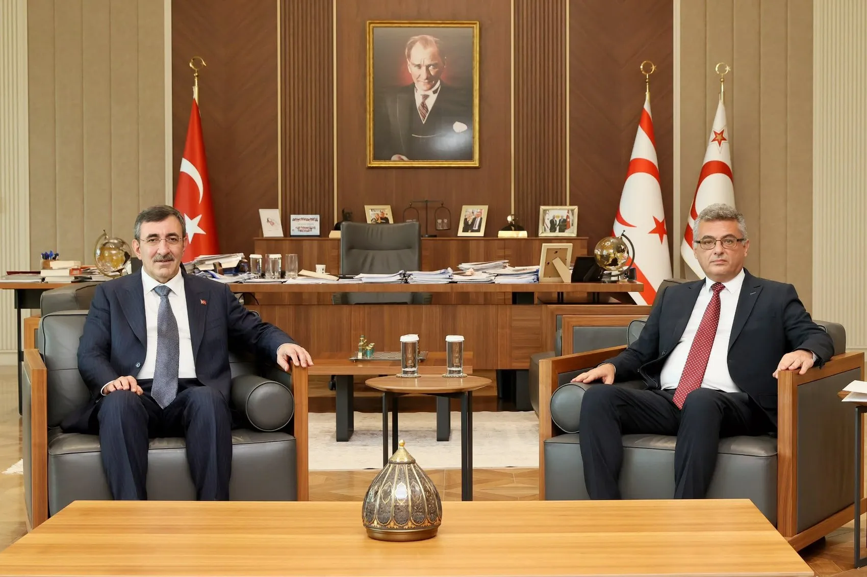 Kıbrıs'ta kritik diplomasi trafiği: Yılmaz ve Erhürman bir araya geldi