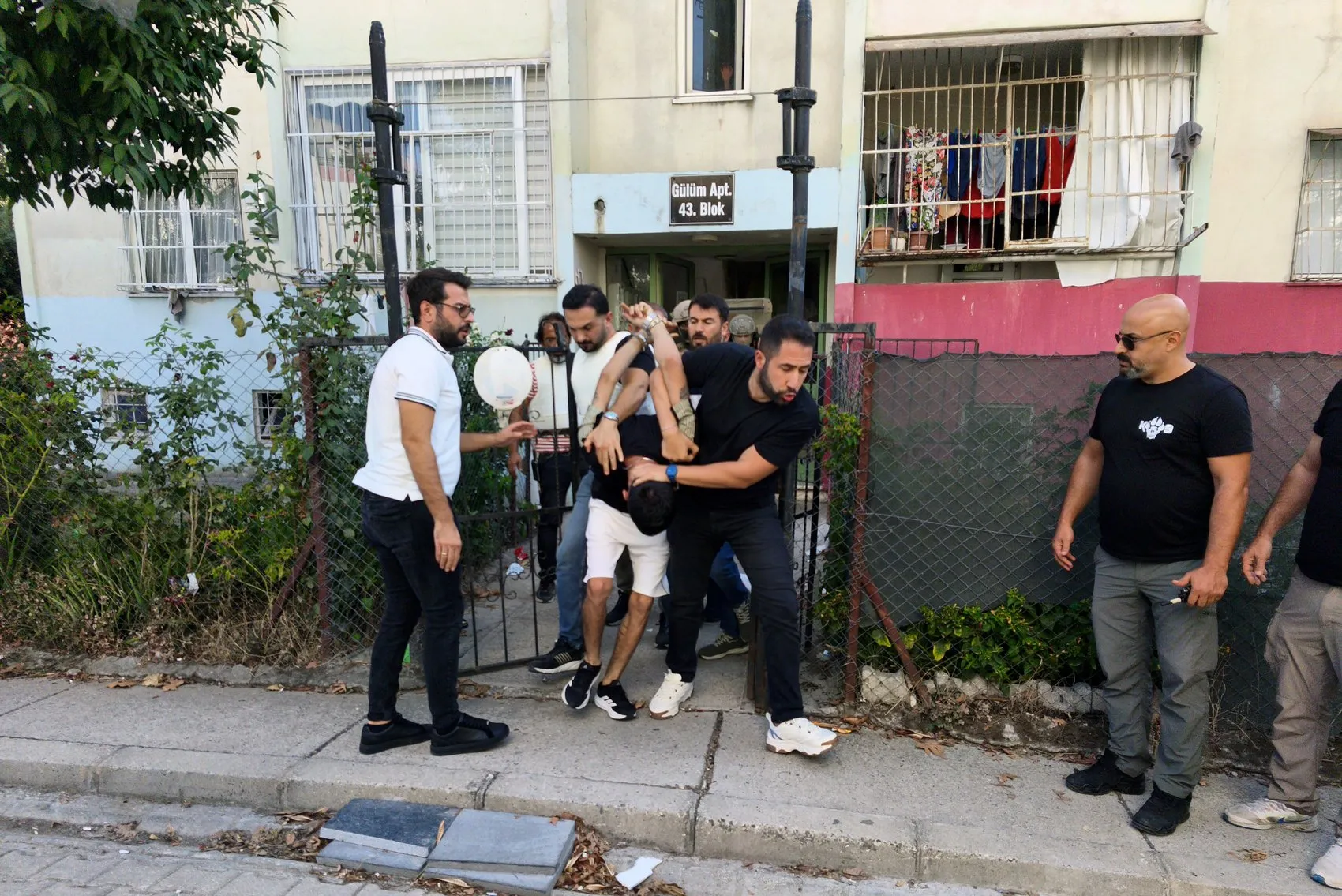 Adana'da dehşet anları: Polise el bombasıyla direnen firari ve suç ortağı cezaevine gönderildi