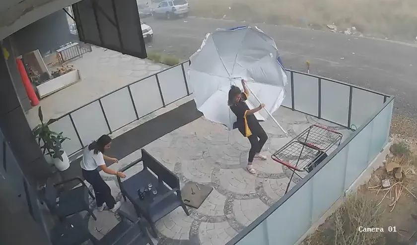 Aksaray'da şemsiye ile imtihan: Rüzgara karşı verdikleri mücadele kamerada