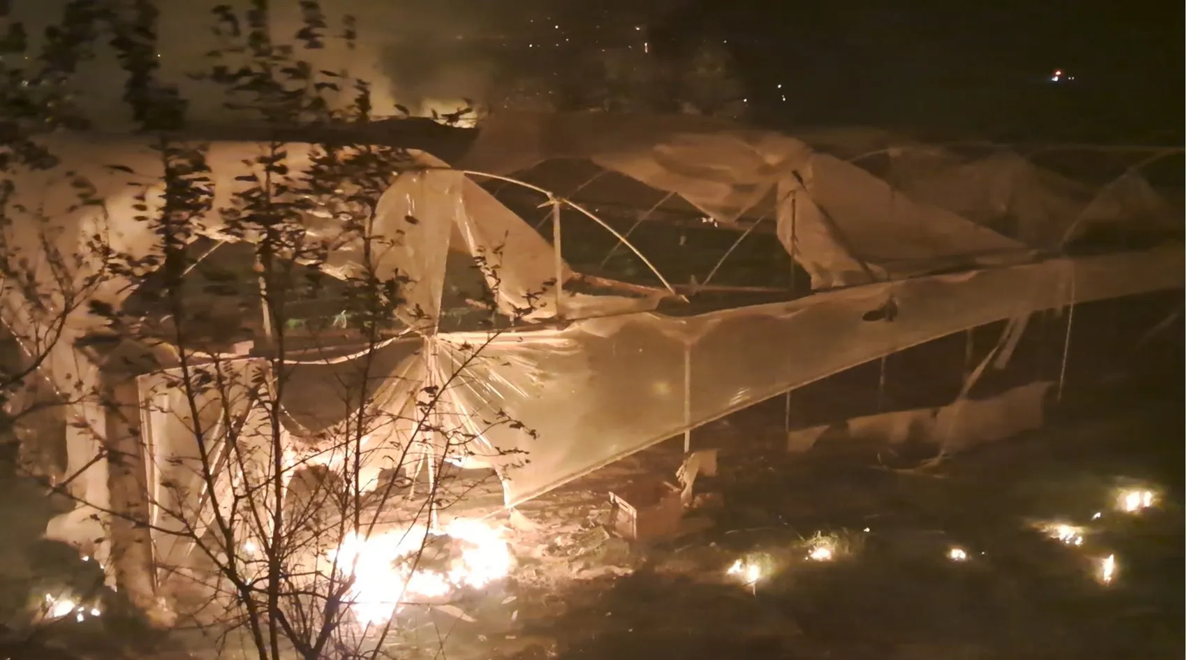 Serik'te gece yarısı dehşeti: Alevler evleri yuttu, engelli aile son anda kurtarıldı