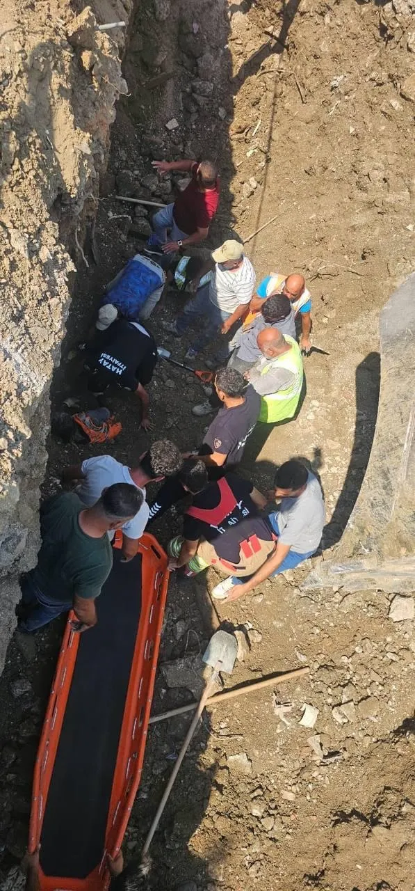 Antakya'da altyapı çalışması kabusa döndü: Toprak altında kalan işçiler için zamanla yarışıldı