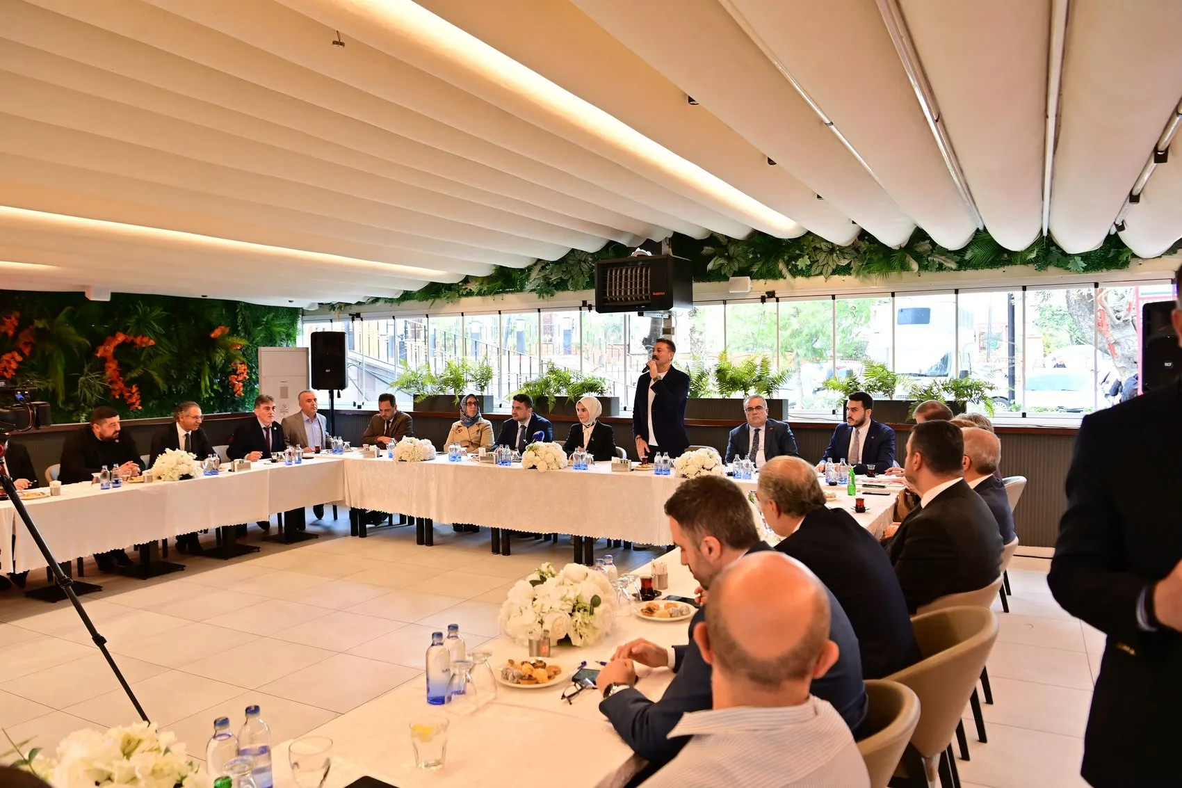 Bakan Göktaş Bahçelievler'de: Genç çiftlerin evine konuk oldu, esnafın kapısını çaldı