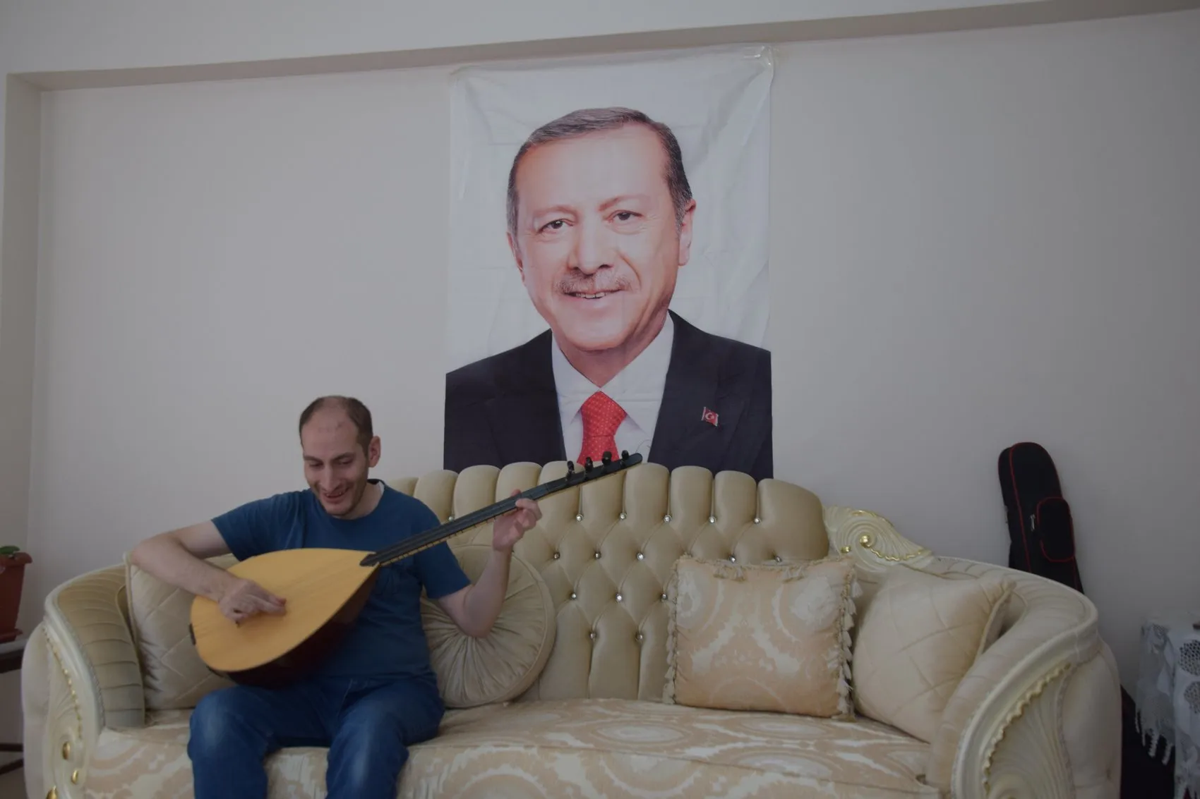 Gözleri görmüyor ama gönlünde Erdoğan sevgisi var: Bestesiyle sesini duyurmak istiyor