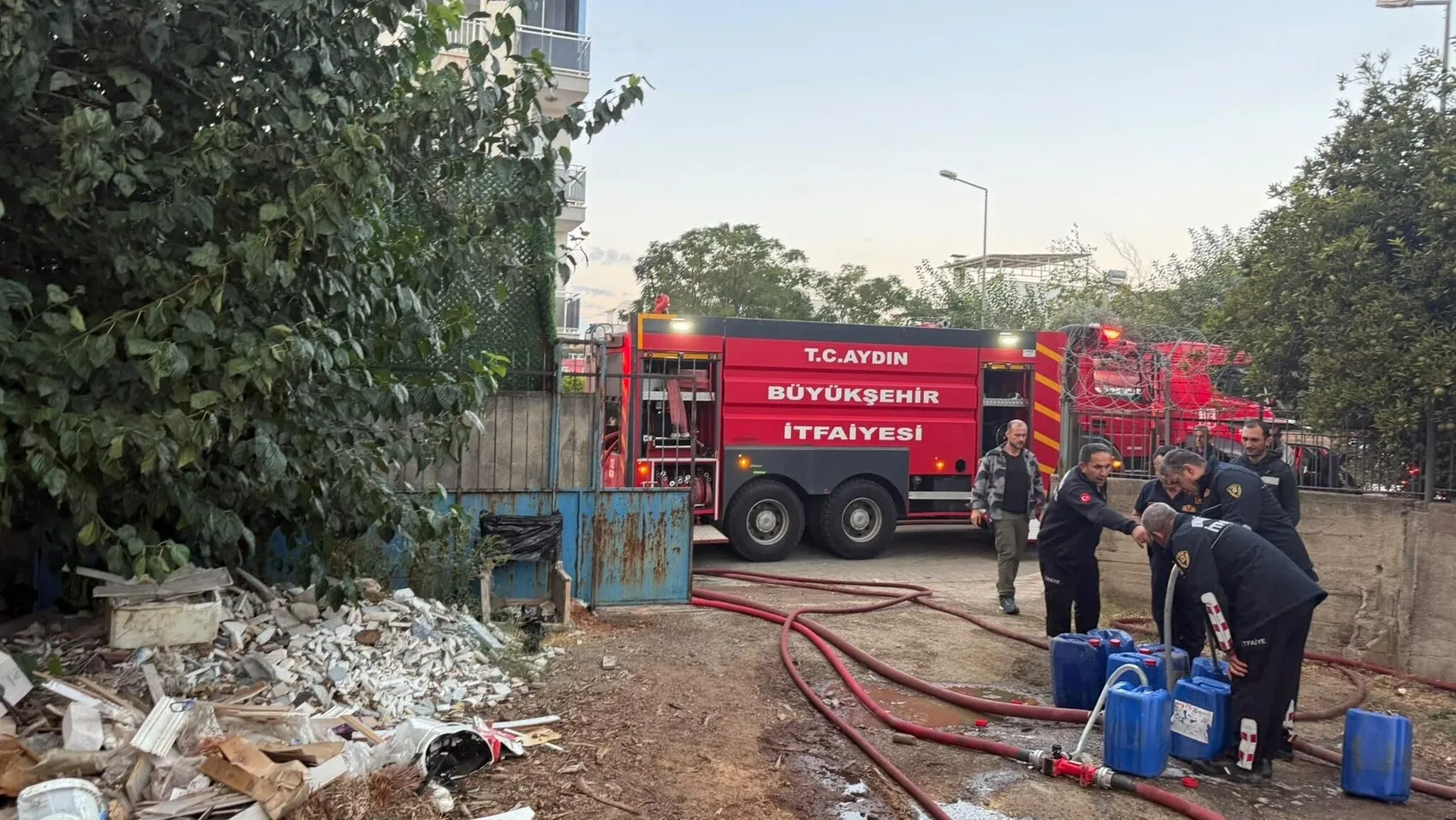 Efeler'de sabaha karşı korkutan alevler: Odun deposu küle döndü