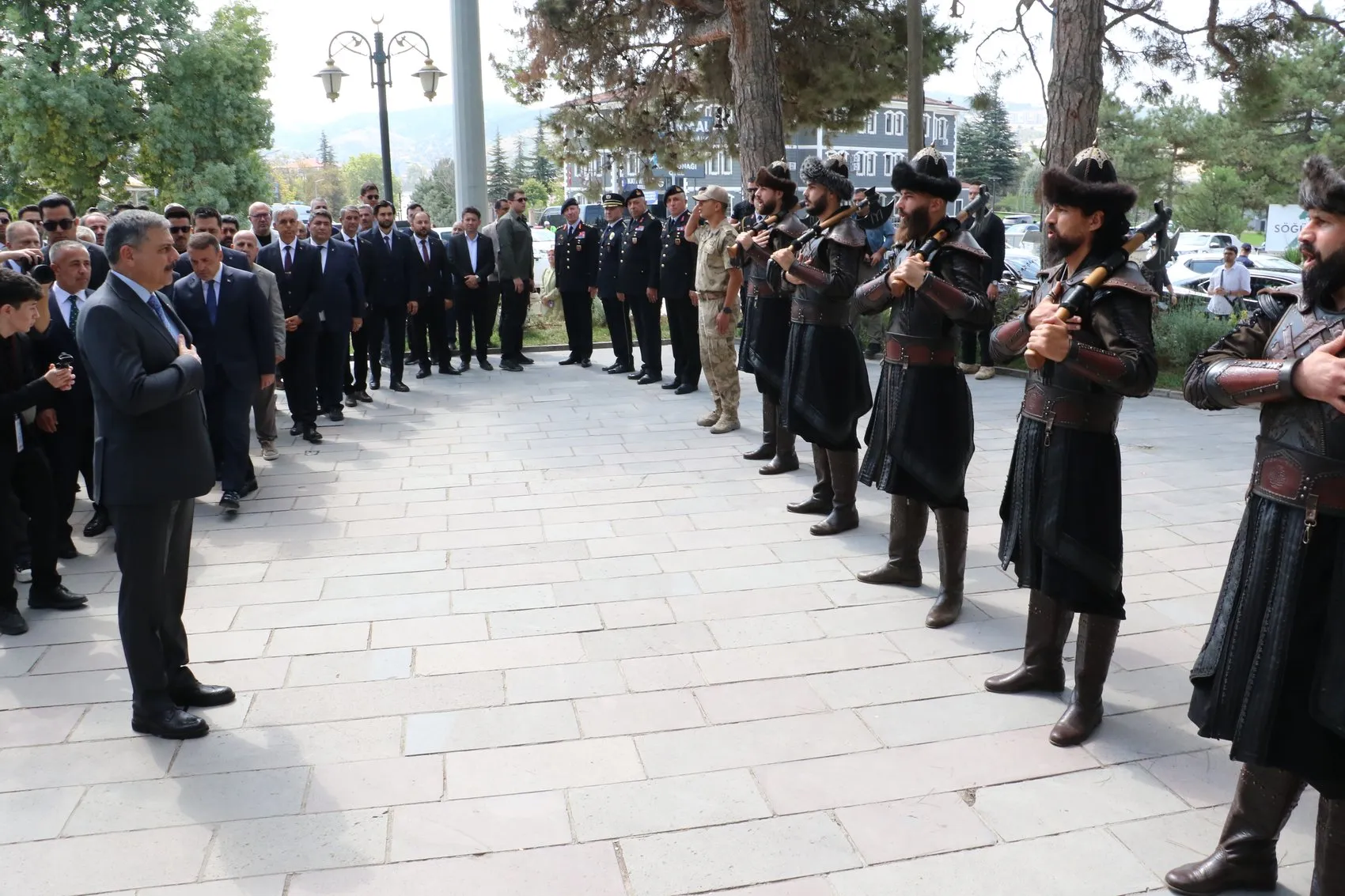 Bakan Çiftçi'nin Bilecik temaslarında tarihi atmosfer: Alp kıyafetli askerlerle selamlaştı