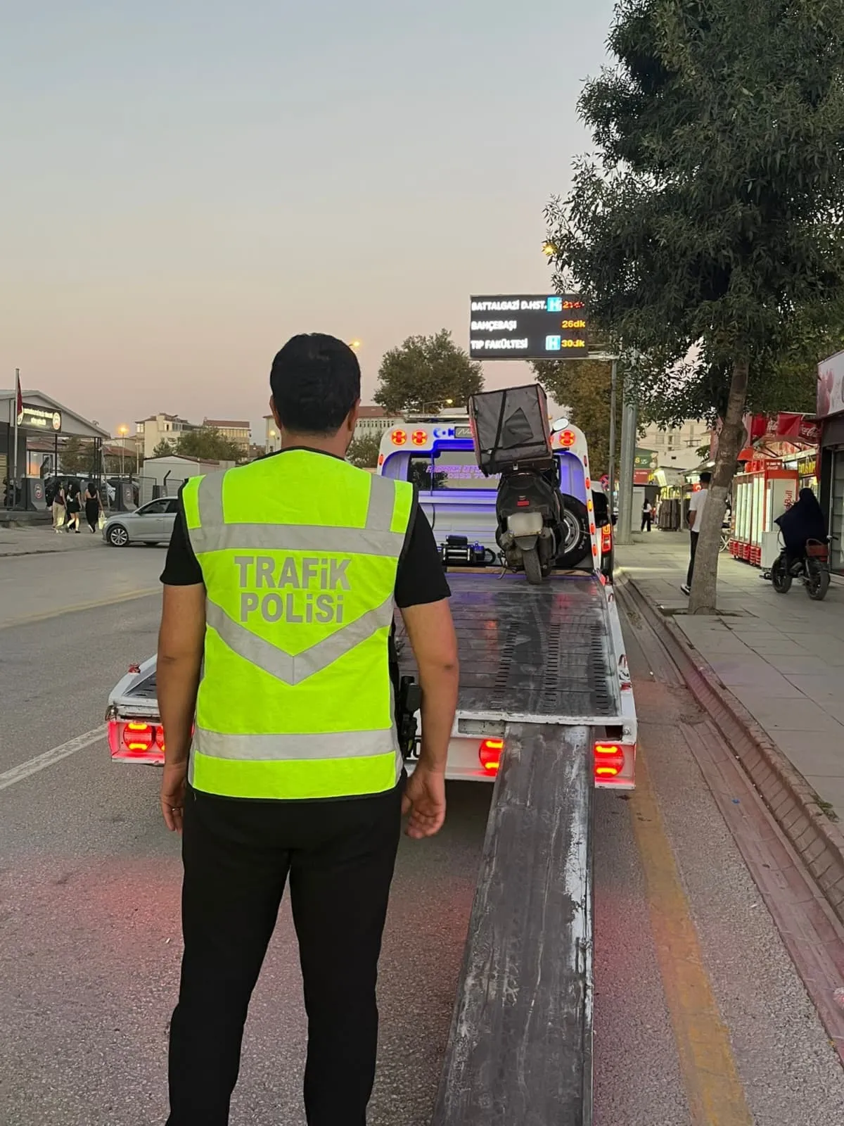 Malatya trafiğinde dehşet anları: Yol verme kavgası ehliyetten etti